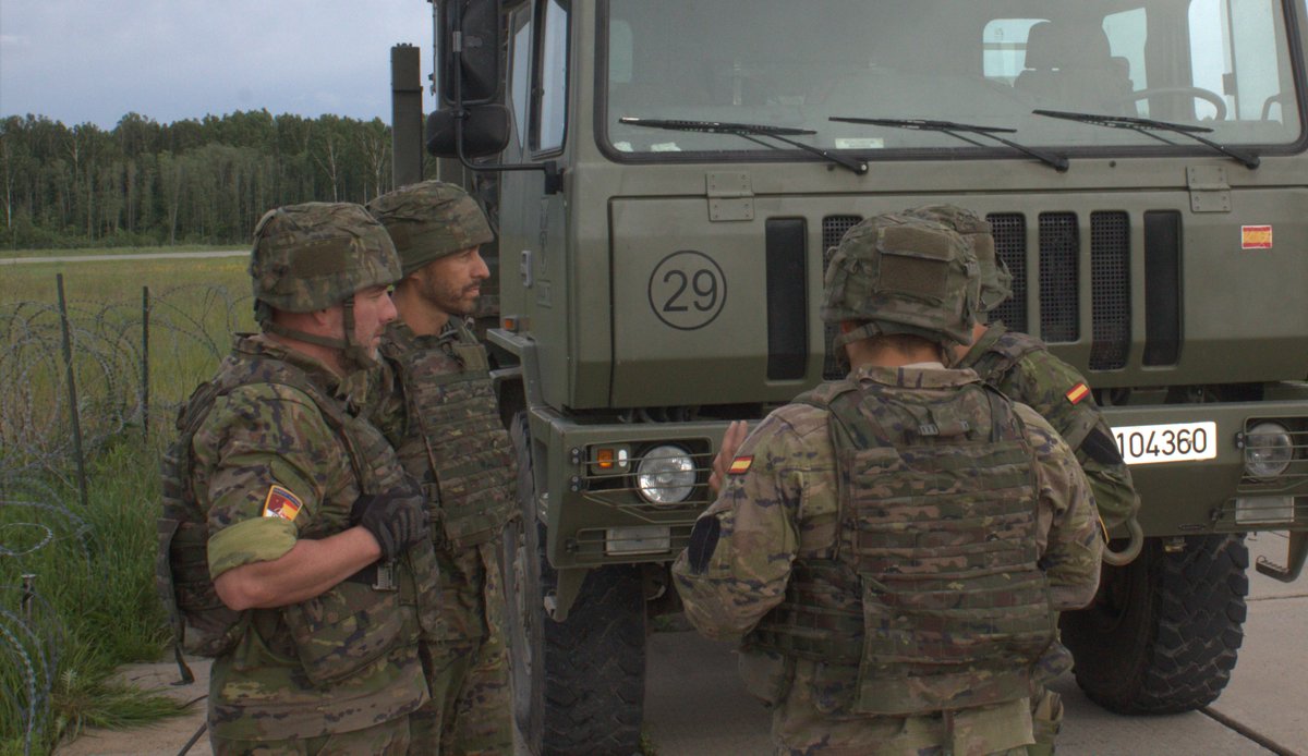 EMADmde's tweet photo. 📡La Unidad de Defensa Antiaérea NASAMS 🇪🇸, desplegada en Letonia, realiza misiones de entrenamiento junto a los países bálticos y aeronaves portuguesas y rumanas.
🤝Estas operaciones fortalecen la interoperabilidad de las fuerzas aliadas en el Sistema Integrado de Defensa Aérea y de Misiles de la OTAN. 
#MOPS @EjercitoTierra @NATO_AIRCOM