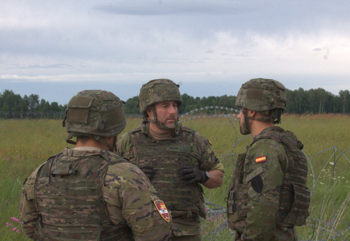 EMADmde's tweet photo. 📡La Unidad de Defensa Antiaérea NASAMS 🇪🇸, desplegada en Letonia, realiza misiones de entrenamiento junto a los países bálticos y aeronaves portuguesas y rumanas.
🤝Estas operaciones fortalecen la interoperabilidad de las fuerzas aliadas en el Sistema Integrado de Defensa Aérea y de Misiles de la OTAN. 
#MOPS @EjercitoTierra @NATO_AIRCOM
