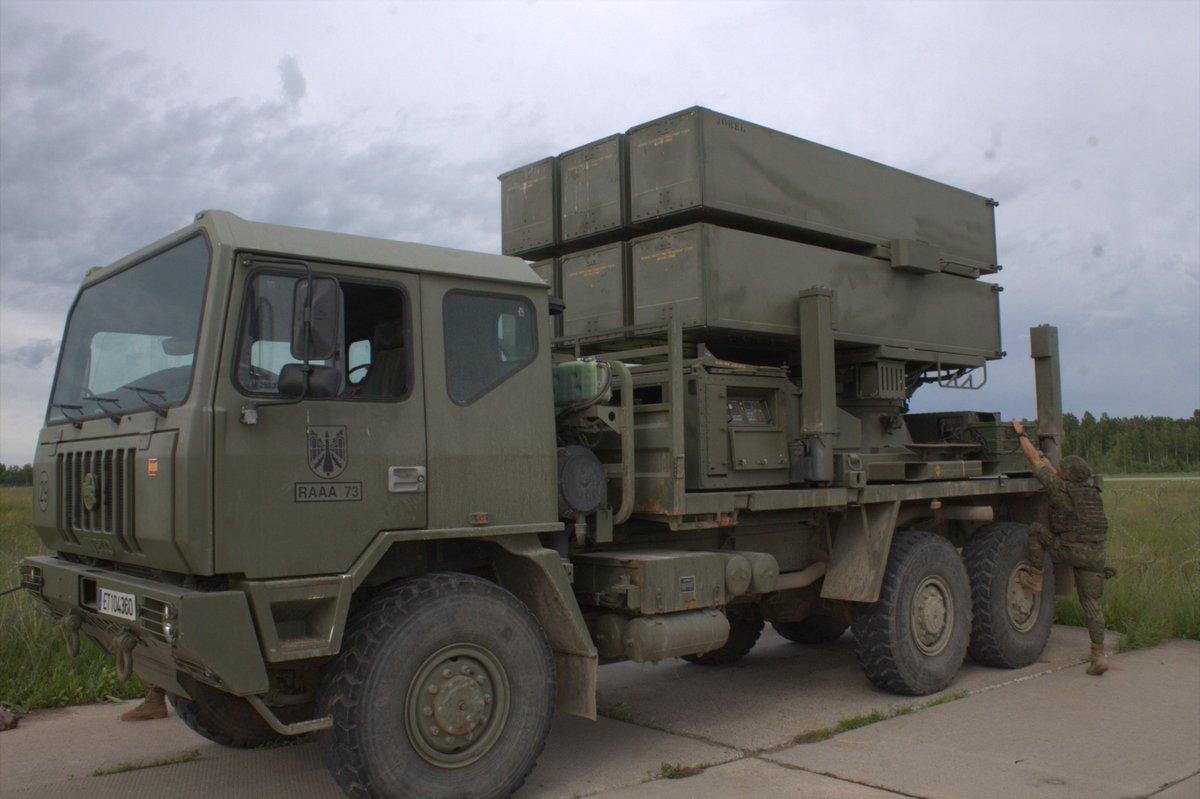EMADmde's tweet photo. 📡La Unidad de Defensa Antiaérea NASAMS 🇪🇸, desplegada en Letonia, realiza misiones de entrenamiento junto a los países bálticos y aeronaves portuguesas y rumanas.
🤝Estas operaciones fortalecen la interoperabilidad de las fuerzas aliadas en el Sistema Integrado de Defensa Aérea y de Misiles de la OTAN. 
#MOPS @EjercitoTierra @NATO_AIRCOM