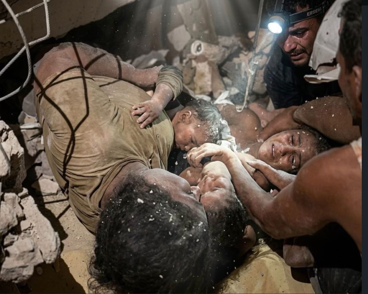 NoticieroSLV's tweet photo. Una madre venezolana mantuvo vivos a sus tres hijos alimentándolos con leche materna durante 11 días, luego permanecer atrapados bajo los escombros del edificio OPP en La Guaira, por los terremotos del pasado 24 de julio.

Todos fueron rescatados con vida tras el incansable esfuerzo de los equipos de diversos países y voluntarios que laboran en las zonas afectadas.

📹: Cortesía