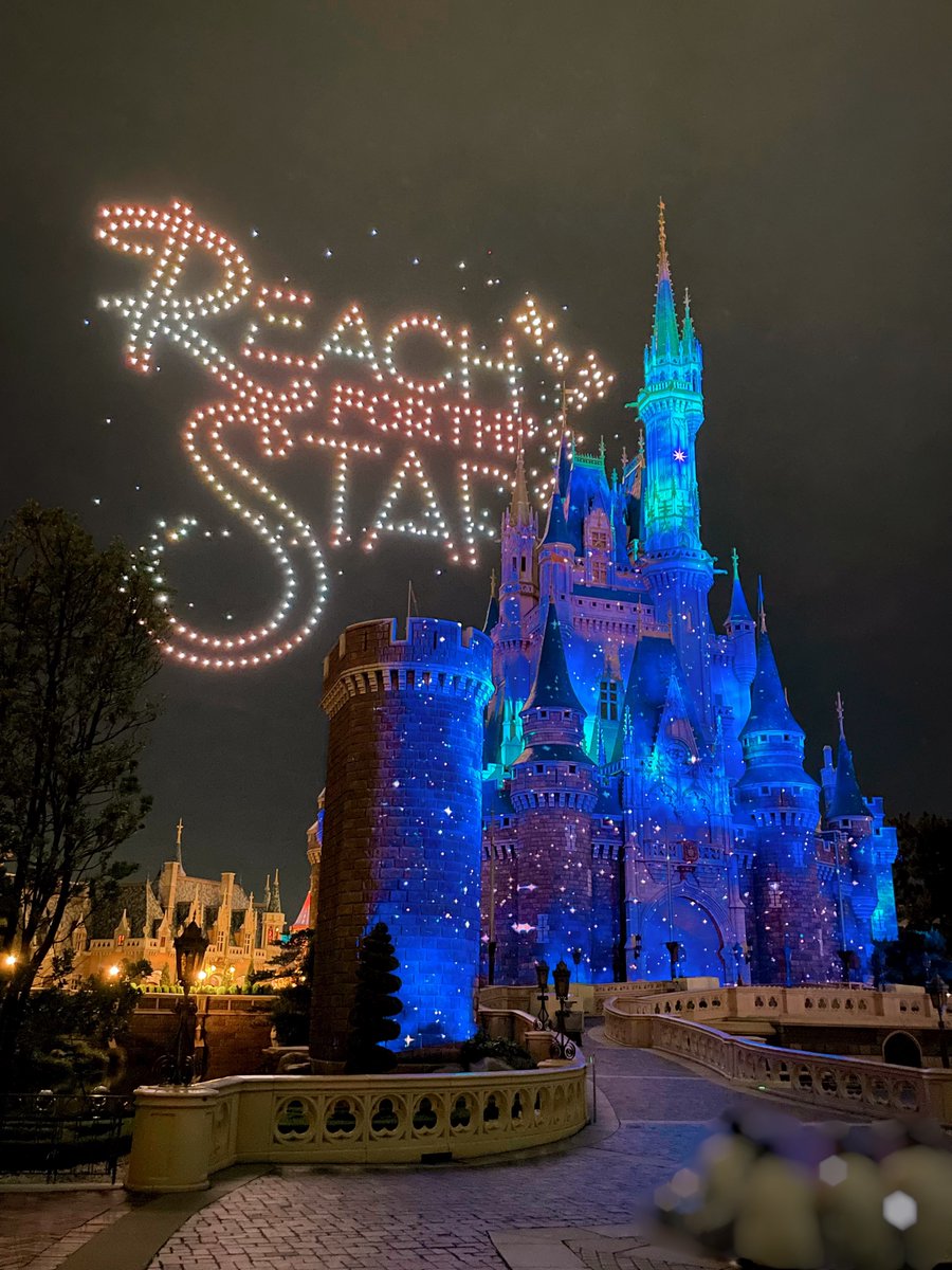 RiinaDisney's tweet photo. リーチ ファンダフル席ウェスタン側から
ドローン リベンジ😭✨
めっちゃ近い！！
光ってないドローンが肉眼で見える✨
音楽も爆音！
でも…やっぱり見切れる🥹
あと、去年の3倍くらい人がいて、
いいポジのために早めに待機したり
公演中は立ち見で、結局1時間くらい
立ちっぱなしは辛かった… https://t.co/eep1Ms19tG