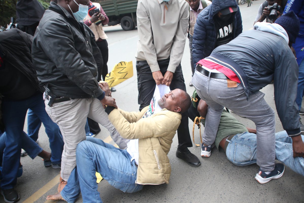 Purplesuit19's tweet photo. Human Rights Defender 
Ama 1 man army design ya Rambo ama Commando pale Harambee Avenue, ma-sanse in the mask walisema hakuna kitu kama Saba Saba https://t.co/gVeDpEcDy3