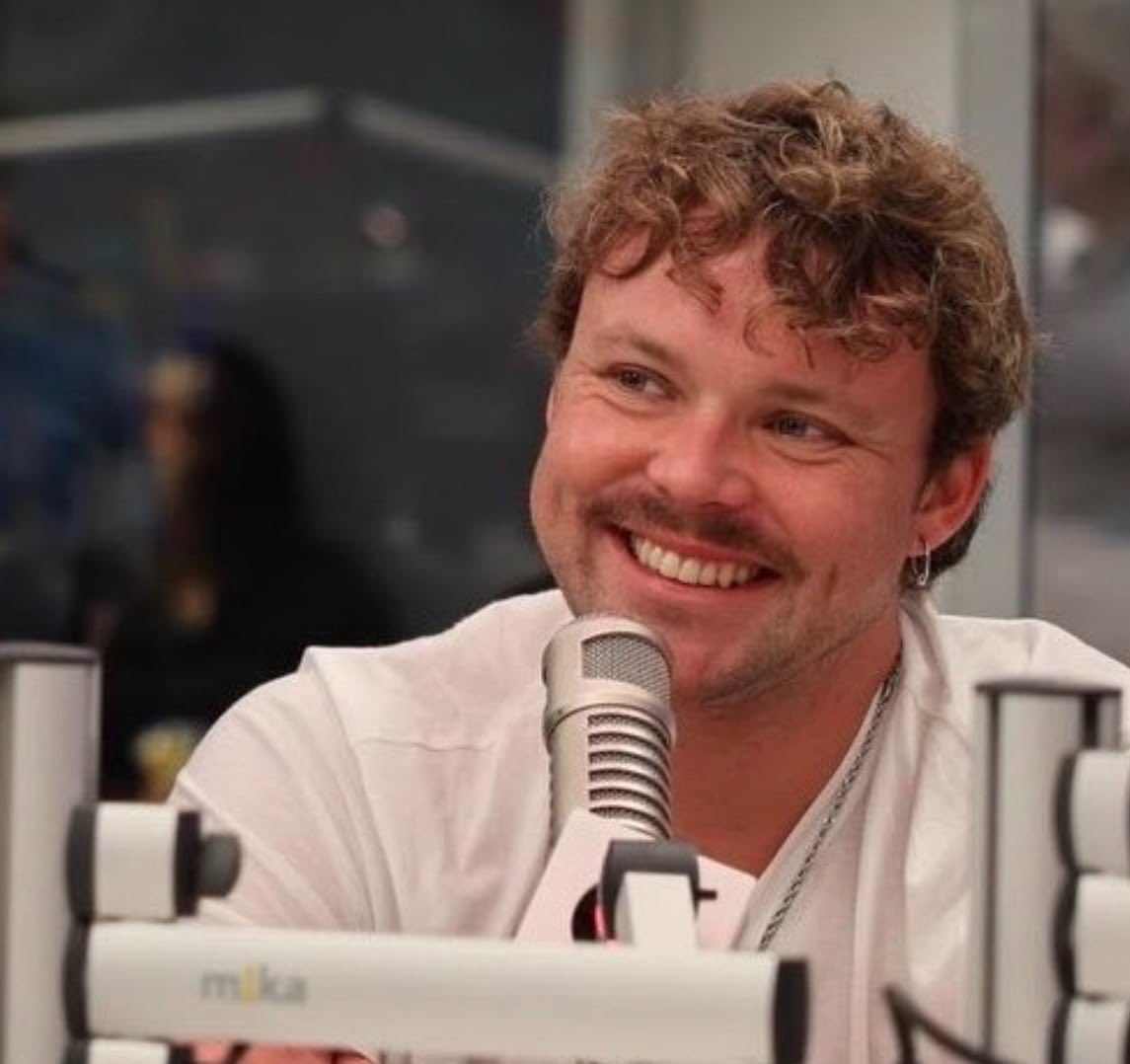 B4D0MENSSs's tweet photo. HAPPY BIRTHDAY TO THE LITTLE SPARK OF THE BAND!!!! ✨
Thank you for being you and bringing so much joy to people, including me 🥹🩷 
You are so so loved Ashton Irwin!!! https://t.co/KYZrO1rSuv