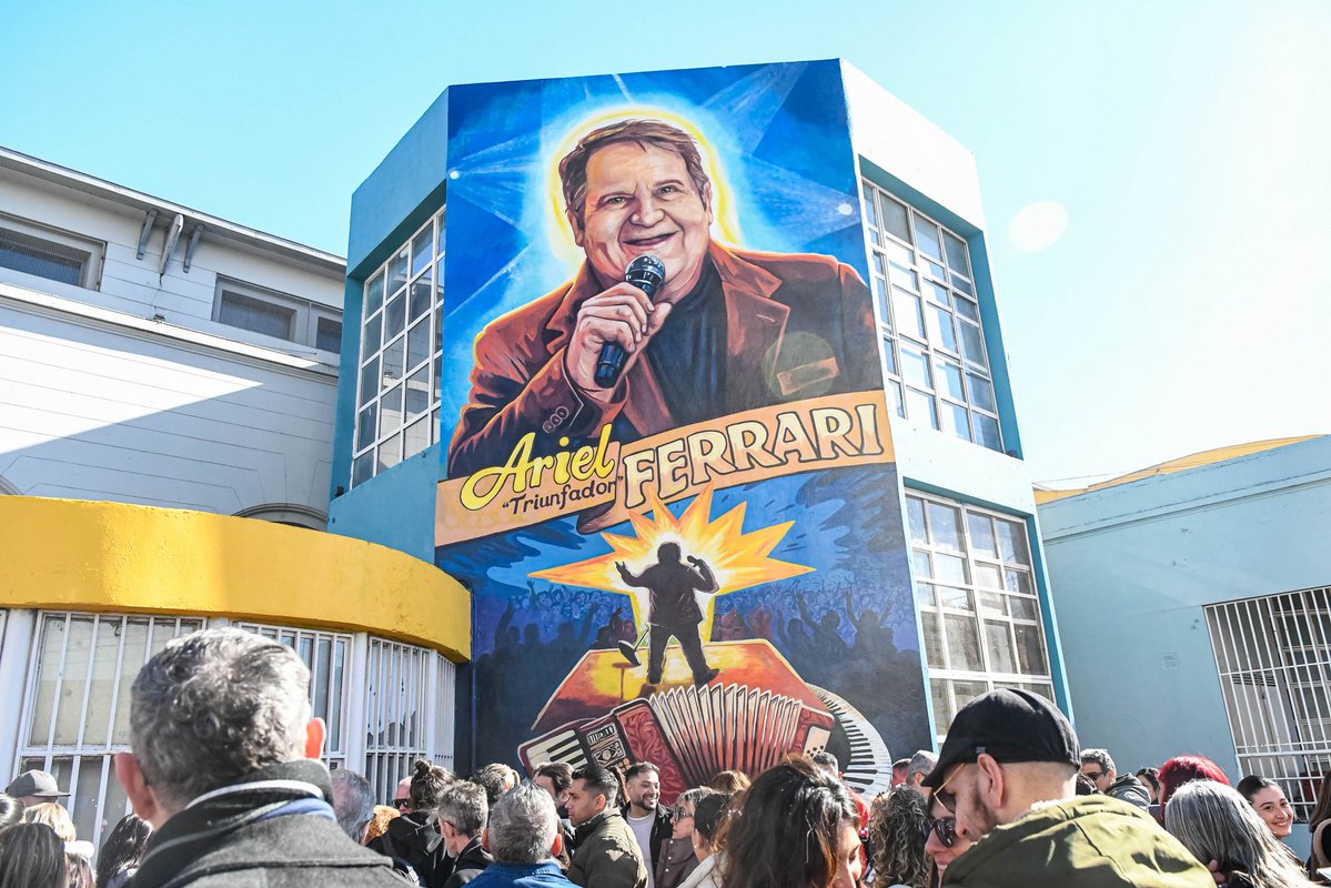 javierpretto's tweet photo. 🎶 Un homenaje para un ícono de San Vicente y del cuarteto

En el marco del Día de la fundación de Córdoba, quedó inaugurado en el CPC San Vicente un mural en homenaje a Ariel “Triunfador” Ferrari, una de las voces más representativas de la historia del cuarteto.

La obra, realizada por el artista Ariel Ocampo, retrata al cantante en un imponente mural de 8 metros de ancho por 4,20 metros de alto, con el propósito de preservar su legado y reconocer a quien llevó con orgullo el nombre de su barrio a lo largo de toda su carrera.

Un reconocimiento que celebra la historia, la identidad y la cultura popular de Córdoba. ❤️🎤

#CórdobaCapital #SanVicente #Cuarteto #ArielTriunfadorFerrari