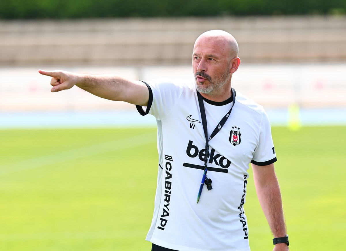 Bogazin_kartal's tweet photo. Slovakya kampı ile ilgili bilgiler: (Ertan Süzgün)

▪︎ Kampta idmanlar uzun sürüyormuş.

▪︎ Taktik idmanlarında oyunu sık sık durdurup kimin ne yapması gerektiğini bizzat o an anlatıyormuş.

▪︎ Hoca, saha içindeki dizilişine çok önem veriyormuş.

▪︎ Hoca inanılmaz disiplinli ve saat 17:00'da antrenman varsa tam 17:00'da sahaya giriyormuş.