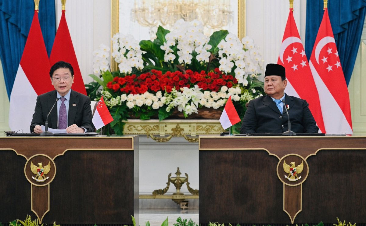 Jellydrink_xbt's tweet photo. PM Singapura Tegaskan Komitmen Investasi Jangka Panjang di Indonesia 

Perdana Menteri (PM) Singapura Lawrence Wong menegaskan komitmen negaranya untuk terus menanamkan investasi di Indonesia. 

Menurutnya, langkah tersebut didasarkan pada keyakinan bahwa Indonesia memiliki prospek pertumbuhan ekonomi yang kuat pada masa mendatang. 

Investasi Singapura tidak hanya menghadirkan aliran modal, tetapi juga berkontribusi terhadap pengembangan dunia usaha, hilirisasi industri, pembangunan infrastruktur digital, penciptaan peluang ekonomi, serta pembukaan lapangan kerja bagi masyarakat Indonesia.