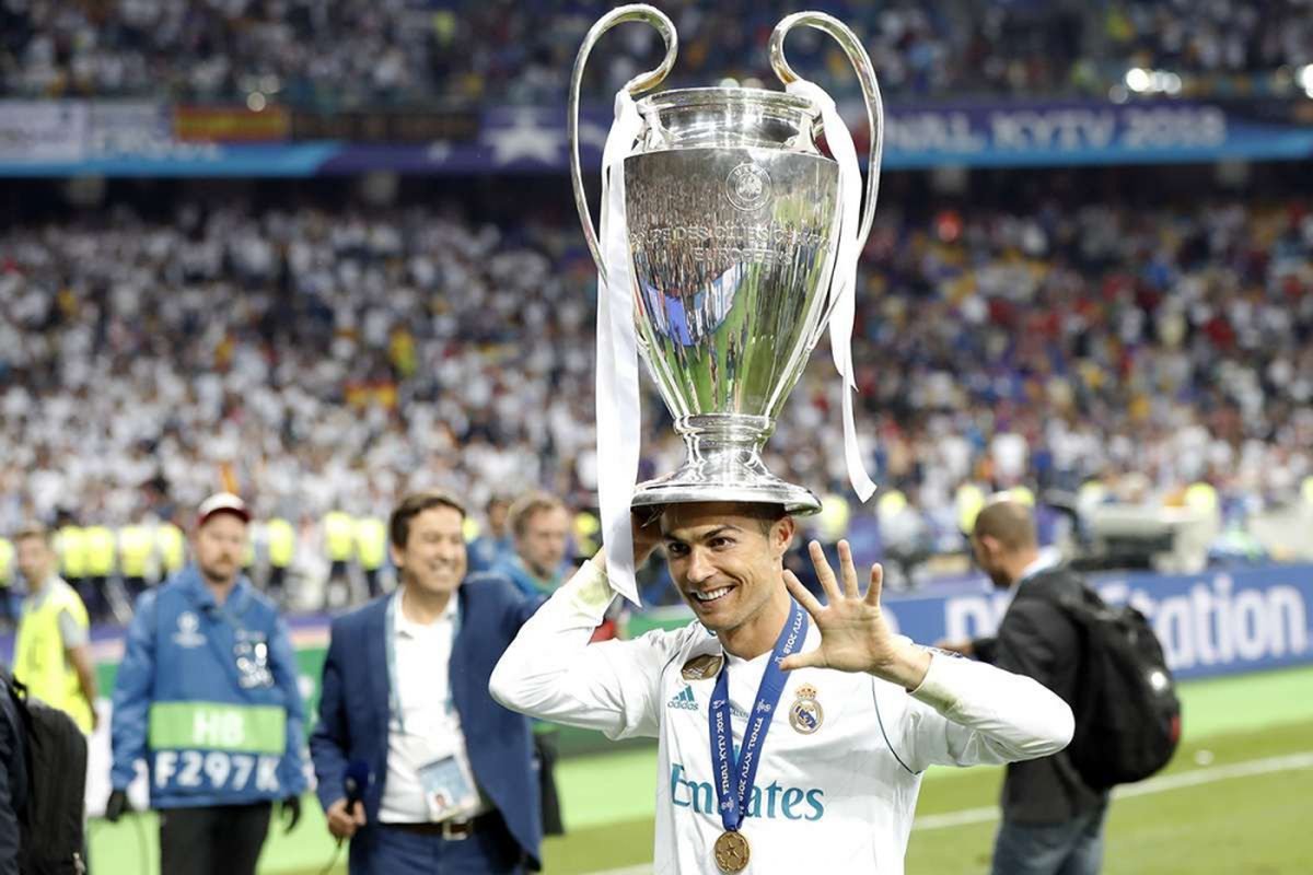 SeputarBolaID24's tweet photo. Terlepas dari bagaimana perjalanan Portugal berakhir di Piala Dunia usai di kalahkan Spanyol 1-0 di babak 16 besar, warisan Cristiano Ronaldo tidak akan ditentukan oleh satu turnamen.

Selama lebih 23 tahun karirnya, ia membangun namanya melalui kerja keras, konsistensi, dan mentalitas yang membuatnya mampu bertahan di level tertinggi dalam waktu yang lama. Perjalanan itu dimulai bersama Sporting CP, lalu berlanjut ke Manchester United, Real Madrid, Juventus, Al Nassr, hingga menjadi ikon terbesar Timnas Portugal. Di setiap tempat yang ia singgahi, Cristiano Ronaldo selalu meninggalkan jejak dan menuliskan sejarah yang akan terus dikenang dalam dunia sepak bola.

Dan dengan berakhirnya perjalanan Portugal di Piala Dunia 2026, berakhir pula perjalanan Cristiano Ronaldo di panggung terbesar sepak bola. Namun yang berakhir hanyalah perjalanannya. Warisannya akan tetap hidup dalam rekor, pencapaian, dan inspirasi yang ia tinggalkan bagi generasi berikutnya.

Legenda tidak selalu dikenang karena bagaimana mereka mengakhiri kisahnya, tetapi karena apa yang telah mereka berikan sepanjang perjalanan kariernya. Dan Cristiano telah meninggalkan jejak yang akan selalu menjadi bagian dari sejarah sepak bola. Akhir dari sebuah perjalanan di panggung terbesar piala dunia tidak akan pernah menghapus besarnya kisah yang telah ia tuliskan.