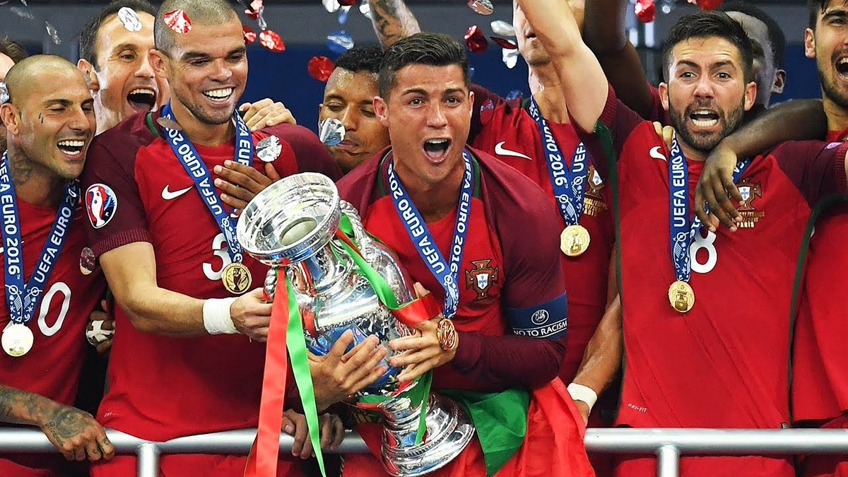 SeputarBolaID24's tweet photo. Terlepas dari bagaimana perjalanan Portugal berakhir di Piala Dunia usai di kalahkan Spanyol 1-0 di babak 16 besar, warisan Cristiano Ronaldo tidak akan ditentukan oleh satu turnamen.

Selama lebih 23 tahun karirnya, ia membangun namanya melalui kerja keras, konsistensi, dan mentalitas yang membuatnya mampu bertahan di level tertinggi dalam waktu yang lama. Perjalanan itu dimulai bersama Sporting CP, lalu berlanjut ke Manchester United, Real Madrid, Juventus, Al Nassr, hingga menjadi ikon terbesar Timnas Portugal. Di setiap tempat yang ia singgahi, Cristiano Ronaldo selalu meninggalkan jejak dan menuliskan sejarah yang akan terus dikenang dalam dunia sepak bola.

Dan dengan berakhirnya perjalanan Portugal di Piala Dunia 2026, berakhir pula perjalanan Cristiano Ronaldo di panggung terbesar sepak bola. Namun yang berakhir hanyalah perjalanannya. Warisannya akan tetap hidup dalam rekor, pencapaian, dan inspirasi yang ia tinggalkan bagi generasi berikutnya.

Legenda tidak selalu dikenang karena bagaimana mereka mengakhiri kisahnya, tetapi karena apa yang telah mereka berikan sepanjang perjalanan kariernya. Dan Cristiano telah meninggalkan jejak yang akan selalu menjadi bagian dari sejarah sepak bola. Akhir dari sebuah perjalanan di panggung terbesar piala dunia tidak akan pernah menghapus besarnya kisah yang telah ia tuliskan.