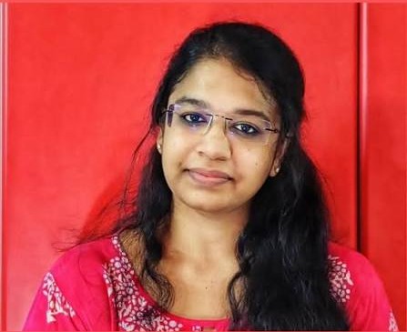 arivalayam's tweet photo. அரசுப் பள்ளியில் ஆய்வு என்ற பெயரில் ரீல்ஸ் வெளியிட்டு மாணவியை அவமதித்த தொழில்துறை அமைச்சர் கீர்த்தனாவைக் கண்டித்து  கழக மகளிரணி சமூக வலைதளப் பொறுப்பாளர் மரு.யாழினி அவர்களது பத்திரிகையாளர் சந்திப்பு

அமைச்சர் கீர்த்தனா செய்தது Emotional Abuse & Harassment. சமூக புரிதலில்லாமல் குழந்தைகளிடம் அராஜகம் Victim card பிளே பண்ணாதீங்க, அந்த இடத்தில் அந்தக் குழந்தை தான் Victim

தவெக கட்சி ஆட்சிக்கு வருவதற்கு முன்பு தங்களின் பிரச்சாரத்திற்கு குழந்தைகளைப் பயன்படுத்தி பெற்றோர்களைப்  பிளாக் மெயில் செய்து வாக்களிக்க வைத்தனர். தற்போதும் தாங்கள் செய்யும் குற்றங்களை மறைக்க குழந்தைகளைக்  கேடயமாக பயன்படுத்தி வருகின்றனர். சமீபத்தில் தவெக அமைச்சர் சரத்குமார் அவர்கள் போதை பொருளை பயன்படுத்தியது போல ஒரு  வீடியோ வெளியானது எதிர்ப்பு கிளம்பியதும் உடனடியாக அவரது குழந்தையை கேடயமாக்கி அதில் இருந்து தப்பித்துக்கொள்ளப் பார்க்கிறார். நிறைய தவெக நிர்வாகிகள் தொடர்ச்சியாக குழந்தைகளை இது போன்று எமோஷனலா அப்யூஸ் பண்ணிட்டு இருக்காங்க.  இது மிகவும் கண்டிக்கத்தக்கது.

நேற்று அமைச்சர் கீர்த்தனா அவர்கள் செய்ததும் அந்த மாதிரியான ஒரு ஹராஸ்மெண்ட்தான். அவங்க அரசு பள்ளிக்கு சென்று அவர்களின் கருத்தை நிரூபிப்பதற்காக எல்லோர் முன்பும் ஒரு மாணவியை அவமானப்படுத்தி இருக்காங்க. இது அமைச்சர் கீர்த்தனாவிற்கு அசிங்கமான செயலா இல்லையா.? அது தப்பாவே தெரியலையா அவங்களுக்கு.?

நீங்க அந்த வீடியோ பார்த்தாலே தெரியும் அவங்க அரசு பள்ளி மாணவர்களுக்கு ஆங்கிலம் தெரியாது என்ற முன் முடிவுடன் அங்கு சென்றிருக்கிறார். அவர் சில ஆங்கில சொற்களுக்கு தமிழ் அர்த்தம் கேட்கிறார் . அதற்கு அந்த குழந்தைகள் பதில் அளிக்கும் முன்பே மாணவர்களுக்கு தெரியவில்லை பார்த்தீங்களா என பேசுகிறார். ஆசிரியர் தெளிவாக மாணவர்களிடம் கேட்கும் போது அதற்கு சரியான தமிழ் அர்த்தம் கூறுகிறார்கள் மாணவர்கள்.  ஒரு மாணவி எழுந்து எவர்லாஸ்டிங்னா கடைசி வரைக்கும் என பதில் அளிக்கிறார். மாணவி பதில் அளித்ததும்,  நாம் கூறியதை மாணவிகள் பொய்யாக்கி விட்டனர் என அமைச்சர் பதறுகிறார். ஒரு நல்ல அமைச்சராக இருந்தால் மாணவி பதில் அளித்ததை ஊக்கப்படுத்தி இருக்க வேண்டும். ஆனால் அதற்கு மாறாக மாணவி பதில் அளித்ததை தனக்கு நேர்ந்த அவமானமாகக் கருதி உங்க அப்பா என்ன செய்கிறார் என அடுத்த கேள்வியைக் கேட்கிறார். ஒரு சமூக புரிதல் உள்ள யாரும் எந்த மாணவர்களிடமும் உடனடியாக அப்பா பற்றி கேட்க மாட்டார்கள். எத்தனையோ குழந்தைகள் அப்பா இன்றி பள்ளியில் படிக்கின்றனர். அப்பாவின் பணியை வெளியே சொல்ல அசௌகரியமாக நினைக்கும் குழந்தைகள் உள்ளனர். இப்படி கேள்வி கேட்பது அவர்களை உளவியல் ரீதியாக கடுமையாக பாதிக்கும்.  சமூக புரிதல் இன்றி இப்படி கேள்வி கேட்பது அபத்தமான ஒன்று.

இன்னொன்று அமைச்சரிடம் ஆரம்பத்தில் அந்த மாணவி நார்மலாக நின்று மிக தைரியமாக பேசிக்கொண்டு இருக்கிறார் .  ஆனால் அமைச்சரின் நடவடிக்கையால் அந்த குழந்தை பயந்து போய் கை கட்டி பேச ஆரம்பிக்கிறது. நம்ம திராவிட இயக்கத்தில் யார் முன்னாடியும் கை கட்டி நிக்க கூடாது என சொல்லிக் கொடுத்துள்ளோம்.  இவர்கள் பெரியாரை பெயரளவிற்கு கொள்கைத் தலைவராக வச்சிருக்காங்க ஆனா அந்த விவரம் எதுவுமே அவங்களுக்கு தெரியாது. அந்த குழந்தை பயந்து போய் நிற்கும் போது குழந்தையின் பயத்தை போக்கி இயல்பாக்க கூட அவர் முயற்சிக்கவில்லை. ஆனாலும் அந்த நேரத்தில் மறுபடியும் மறுபடியும் உனக்கு தெரியாது உனக்கு தெரியாது என்று மட்டம்  தட்டும் எண்ணத்தோடு நடந்து கொண்டுள்ளார். இந்த சமூகத்தில் உனக்கு படிப்பு வராது படிப்பதற்கு தகுதி உனக்கு இல்லைன்னு சொல்லி படிக்க விடாம இருந்த இந்த சமூகத்துல படிப்பு எல்லாருக்குமானது என்ற கொள்கையை எடுத்து அதற்காக நூற்றாண்டு காலம் போராடி கல்வியை  எல்லாரிடமும் கொண்டு போய் சேர்த்திருக்கோம். அப்படி இருக்கிற ஒரு சமூகத்தில் எந்தவிதமான வரலாறும் தெரியாது,  என்னென்ன போராட்டங்கள் நடந்துச்சுன்னு எதுவுமே தெரியாம பள்ளிக்கு போய் குழந்தைகளை எல்லார் முன்னாடியும் மட்டம் தட்டி பேசுறீங்க அப்படின்னா உங்களோட நோக்கம் என்ன.?

நல்லா படிச்ச மேதாவிகளுக்கே நிறைய பேர் இருக்கிற இடத்துல பயம் ஏற்பட்டு சில வார்த்தைகள் அவங்களுக்கு மிஸ் ஆகதான் செய்யும் அதுக்குன்னு உடனே அவங்களுக்கு ஆங்கிலம் தெரியாது என்று சொல்ல முடியாது இல்லையா.? அந்த குழந்தைக்கும் அப்படி தான் ஆசிரியர் கேட்டவுடன் சரியான பதில் அளிக்கிறார். அதற்கு முன்பு வரை தைரியமாக பதில் அளித்து வந்தவர் உங்க அப்பா என்ன செய்யறாங்க என கேட்டவுடன் அதற்கு கூலித்தொழிலாளர் என சொல்லும் போது அவரது குரல் தளர்கிறது. அந்த இடத்தில அந்த  குழந்தையை சைக்கலாஜிக்கலா அமைச்சர்  எப்படி ட்ரமடைஸ் பண்ணி இருக்காங்க என்று இப்ப வரை அவர்களுக்கு புரியவில்லை.

இன்றுமே அவங்கள தற்காத்துக்க தான் பேசுறாங்க, அவங்களோட தற்பெருமையை மட்டும் தான் பேசுறாங்களே தவிர்த்து அந்த குழந்தை மேல அவங்க உருவாக்கின பாதிப்பு என்ன என அவங்க கொஞ்சம்கூட யோசிக்கவே இல்லை.

இன்னொரு  முக்கியமான விஷயம் இரண்டு கேள்விக்கு குழந்தை பதில் சொல்லிய உடன் அமைச்சர் தனக்கு இன்சல்ட் ஆனதாக நினைத்து ‘இதே கேள்வியை கடைசி பெஞ்ச் மாணவர்களிடம் கேட்டால் தெரியாது’ என கூறுகிறார். கடைசி பெஞ்சில் இருக்கும் மாணவர்களுக்கு அது தெரியாது என இவர்களுக்கு எப்படி தெரியும்.? முதல் பெஞ்ச் கடைசி பெஞ்ச் என்ற பாகுபாடு எல்லாம் இருக்க கூடாது என கற்பித்தல் முறையிலேயே மாற்றம் கொண்டு வந்து இப்போது அனைவரும் நன்றாக படிக்கும் சூழலை உண்டாக்கி வருகிறோம். இப்போது வந்து கடைசி பெஞ்ச் மாணவர்களுக்கு தெரியாது அவர்கள் படிக்க மாட்டார்கள் என்பது போல பேசி மாணவர்களை மட்டம் தட்டுகிறார். கடந்த திமுக ஆட்சியின் போது பள்ளிக்கல்வித்துறை அமைச்சர் அன்பில் மகேஷ் அவர்கள் இது மாதிரி ஒரு பள்ளிக்கு சென்றிருந்த போது அங்கு மாணவர்கள் மத்தியில் பேச தயங்கிய மாணவனை ஊக்கப்படுத்தி அவரது பயத்தை போக்கி பேசவைத்தார்.  அதன பிறகு அந்த மாணவனும் அழகா பேசுவார்.

உனக்கு படிப்பு வராது நீ முட்டாள் உனக்கு எதுவுமே தெரியாதுன்னு சொல்றது இந்த தவெக அரசு. உன்னால முடியும் நாங்க இருக்கோம் என தட்டிக்கொடுத்து படிக்க வைத்தது திராவிட மாடல் அரசு.

ரீல்ஸ் மோகம் ரீல்ஸ் ஆட்சினு சொன்னா மட்டும் அவங்களுக்கு கோபம் வருது ஆனா ரீல்ஸ்னால தான் நேற்று மருத்துவர்கள் , செவிலியர்கள் போராட்டம் செஞ்சு இருக்காங்க. தவெக நிர்வாகிகள் ரீல்ஸ் எடுத்து இடையூறு செய்வதால் எங்க வேலையைப் பார்க்க முடியவில்லை என கூறி இந்த ரீல்ஸ் கலாச்சாரத்தை நிறுத்த சொல்லி போராட்டம் செஞ்சிருக்காங்க.

தவெக நிர்வாகிகள் தொடர்ச்சியாக ஹாஸ்பிடல்ஸ், ஸ்கூல்ஸ் என்று அனைத்து இடங்களிலும் போய் ஆய்வு என்ற பெயரில் ரீல்ஸ் போட்டுட்டு இருக்காங்க. அவங்களுக்கு தைரியம் இருந்தால் கமிஷ்னர் ஆபீஸ்ல , கலெக்டர் ஆபீஸ்ல போய் ஆய்வு செய்து ரீல்ஸ் போடுங்களேன் பார்ப்போம். பள்ளிகள் , மருத்துவ மனைகளில் ரீல்ஸ் எடுத்து பதிவிடுவதை உடனே நிறுத்த வேண்டும்.

இப்போது அமைச்சர் கீர்த்தனா  விக்டிம் கார்ட் பிளே பண்றாங்க இது எந்த விதமான மனநிலை அந்த இடத்தில் விக்டிம் அந்த குழந்தை தான். அந்த வீடியோவ அந்த குழந்தையின் பெற்றோர்கள் , நண்பர்கள் , உறவினர்கள் பார்த்து என்ன பேசுவாங்க நாளைக்கு அந்த குழந்தைக்கு என்ன கான்ஃபிடன்ஸ் இருக்கும். இந்த அரசால குழந்தைகளுக்கு கான்ஃபிடன்ஸ் பில்ட் பண்ண முடியலனா கூட பரவாயில்லை ஆனால் நாங்க கஷ்டப்பட்டு பில்ட் பண்ணி வச்சிருக்க அந்த கான்பிடன்ஸ தயவு செஞ்சு உடைக்காதீங்க.

திமுக ஆட்சியின் போது பள்ளிக்குழந்தைகளை பல்வேறு வகையில் ஊக்கப்படுத்தினோம். எண்ணும் எழுத்தும் , இல்லம் தேடி கல்வி, மாடல் ஸ்கூல்ஸ்னு அத்தனை திட்டங்கள் கொண்டு வந்து மாணவர்களின் லிட்ரசிய இம்ப்ரூவ் பண்ணி இருக்கோம். அவங்களை என்கரேஜ் செய்யனும் என்று கல்வியில் சிறந்த தமிழ்நாடு என்ற ஒரு விழாவை எடுத்து அவங்களைப் பெருமைப்படுத்தினோம்.  ஜாப்பனீஸ், பிரெஞ்சு, கொரியன் எல்லா லாங்குவேஜ்லயும் பேச வச்சிருக்கோம். அவர்களை கல்வி சுற்றுலாவிற்காக வெளிநாடு அழைத்து சென்றோம். அப்படி கொஞ்சம் கொஞ்சமாக உருவாக்கின அந்த குழந்தைகளோட கான்ஃபிடன்ஸ தயவு செஞ்சு உடைச்சிராதீங்க. உங்க துறையில கவனம் செலுத்துங்க. ஆட்சிக்கு வந்து 50 நாள் ஆயிடுச்சு. இதுவரை என்ன இன்வெஸ்ட்மென்ட் இங்க கொண்டு வந்திருக்காங்க எனற தகவல் இல்லை.

கடந்த ஆட்சியில் தொழில் தொடங்க பணம் கேட்கபட்டது என புகார் சொன்னதற்கு ஆதராம் எங்கே என கேட்டபோது என் ட்வீட்ல ஒருத்தர் கூறினார் அதை ரீ டிவிட் செய்துள்ளேன் பாருங்க என சொல்லும் அளவு  நாலேஜ் வச்சிருக்க மினிஸ்டர் எப்படி எங்க ஸ்டூடண்ட்ஸ பார்த்து இந்த மாதிரியான கேள்வி கேட்கலாம். குழந்தைகளை பார்த்து கேட்கறது ஹீரோயிசம்னு நினைச்சுட்டு இருக்கீங்க. அது ஹீரோயிசம் கிடையாது. 2000 கோடி கல்வி நிதி  கொடுக்கலனாலும் எங்க குழந்தைகளோட கல்வியை நாங்க பார்த்துப்போம். அவங்களுக்கான திட்டங்களை நாங்க கொண்டு வருவோம்னு சொல்லி குழந்தைகளுக்காக தொடர்ச்சியான திட்டங்களைக் கொண்டு வந்து ஒன்றிய அரசை எதிர்த்து போராடுனார் எங்க கழக தலைவர் அவர்தான் ஹீரோ. ஹீரோயிசம் ரீல்ஸ்ல இல்ல. நிஜமா நீங்க இறங்கி மக்கள் சேவை பண்ணுறது தான் ஹீரோயிசம். சூட்டிங் எல்லாம் பிறகு பார்த்துக்கலாம். குழந்தைகளை தயவு செய்து இந்த மாதிரி ரீல்ஸ்களில் இருந்து கீப் தெம் அவுட்.

***