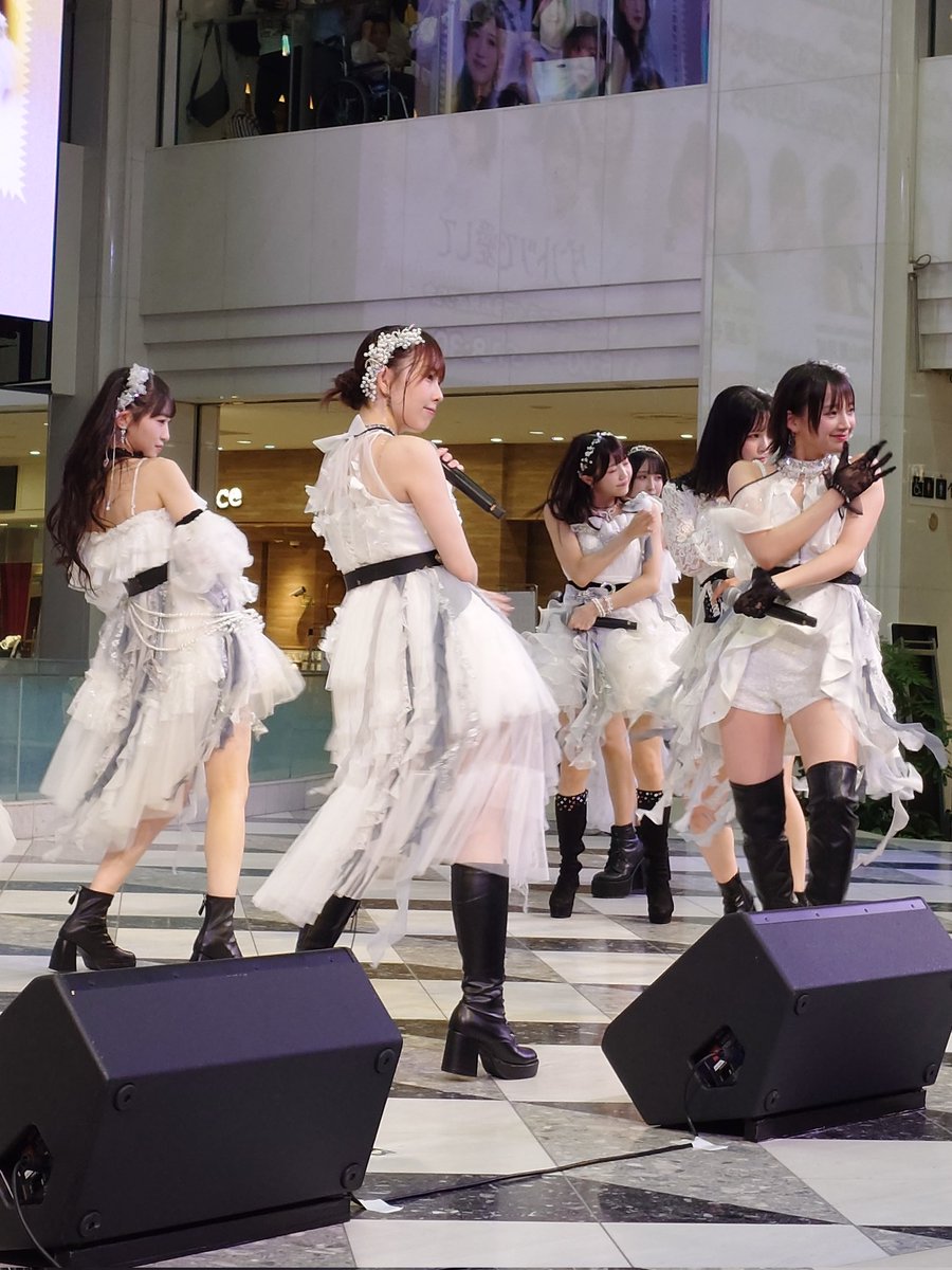kena_omoide22's tweet photo. OCHA NORMAリリイベ池袋、撮影スキル無いですが(汗)、撮影可の時に撮った写真をまどぴ視点でいくつか。無理無理窪田しか撮ってなかった訳ではないです(笑)

1回目キョロキョロしてんなよとその直後、2回目フロアダンスと1番終わりの間奏。

#ocha_norma 
#ダントツで愛して
#まどぴと推し活 https://t.co/MP9qWCApqB
