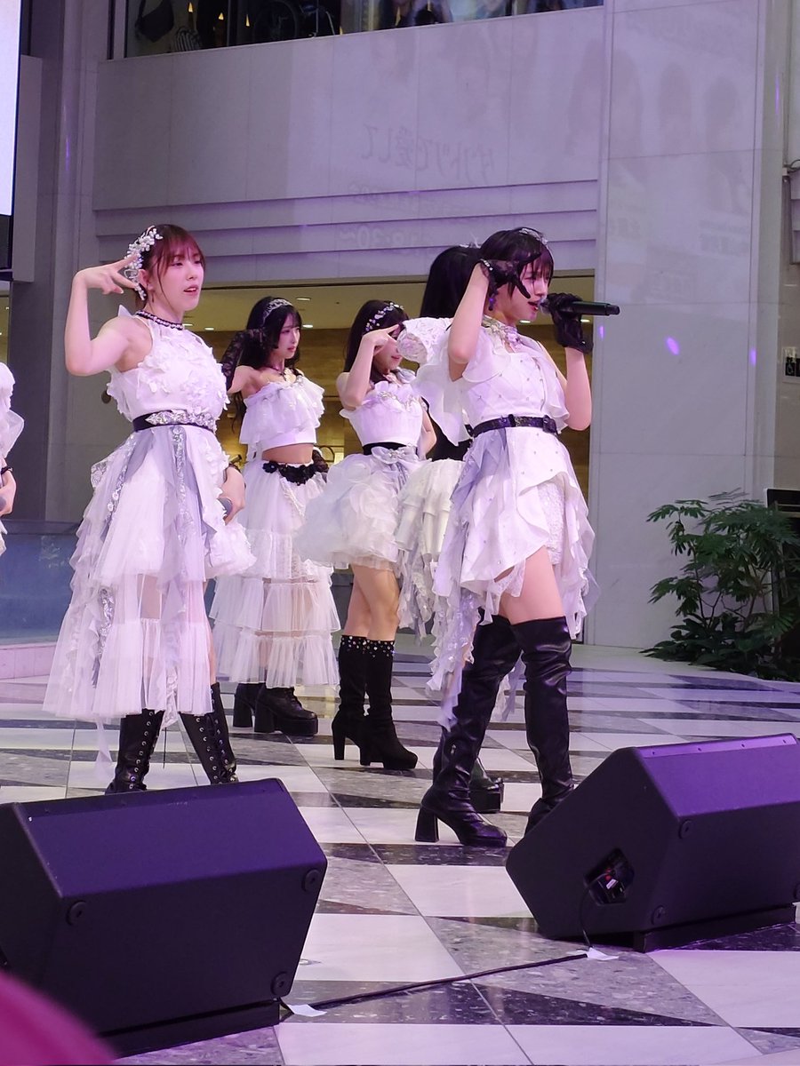 kena_omoide22's tweet photo. OCHA NORMAリリイベ池袋、撮影スキル無いですが(汗)、撮影可の時に撮った写真をまどぴ視点でいくつか。無理無理窪田しか撮ってなかった訳ではないです(笑)

1回目キョロキョロしてんなよとその直後、2回目フロアダンスと1番終わりの間奏。

#ocha_norma 
#ダントツで愛して
#まどぴと推し活 https://t.co/MP9qWCApqB