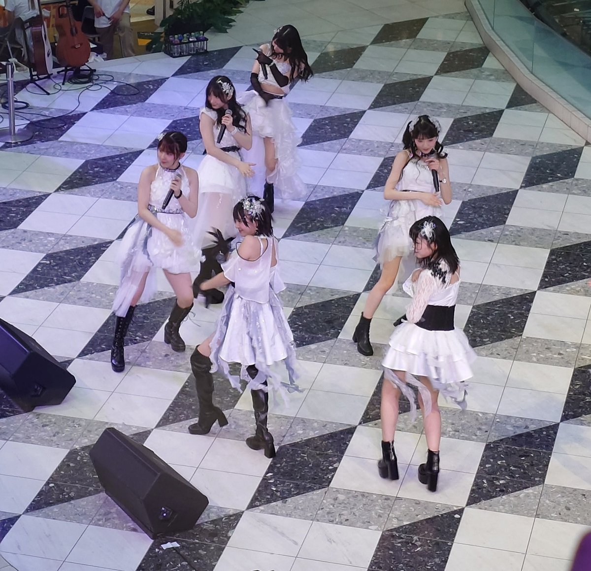 kena_omoide22's tweet photo. OCHA NORMAリリイベ池袋、撮影スキル無いですが(汗)、撮影可の時に撮った写真をまどぴ視点でいくつか。無理無理窪田しか撮ってなかった訳ではないです(笑)

1回目キョロキョロしてんなよとその直後、2回目フロアダンスと1番終わりの間奏。

#ocha_norma 
#ダントツで愛して
#まどぴと推し活 https://t.co/MP9qWCApqB