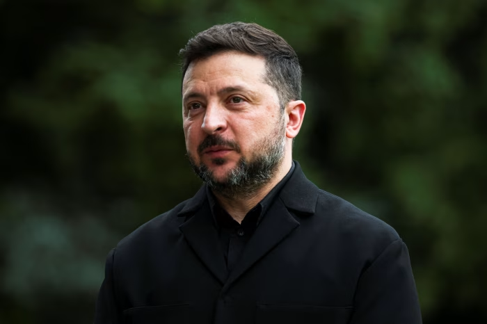 amisdelapatrie's tweet photo. 🚨ZELENSKY FAIT ASSASSINER LA FEMME QUI A COMMIS L’ATTENTAT À MONACO CONTRE SON OPPOSANT ! LE RÉGIME MAFIEUX QUI ÉLIMINE TOUS LES TÉMOINS ET DEVIENT UN ÉTAT VOYOU !

Le SBU, les services secrets ukrainiens, viennent de faire le ménage.
La femme qui a commis l’attentat à Monaco contre un opposant à Zelensky a été retrouvée morte assassinée près de Kiev.
Ça alors !…

Voilà la vraie politique de Zelensky :
-Élimination physique des témoins et des opposants
Méthodes mafieuses pour faire taire toute voix discordante
-Transformation de l’Ukraine en État voyou et criminel
-Utilisation de la violence et de l’assassinat comme outil politique

Comment peut-on encore verser le moindre euro à ce régime ? Comment peut-on défiler avec son armée le 14 juillet sur les Champs-Élysées ?

Assez de ce dictateur mafieux qui transforme son pays en zone de non-droit !

#ZelenskyMafia #EtatVoyou #AttentatMonaco #StopFinancementUkraine #PrioriteALaFrance