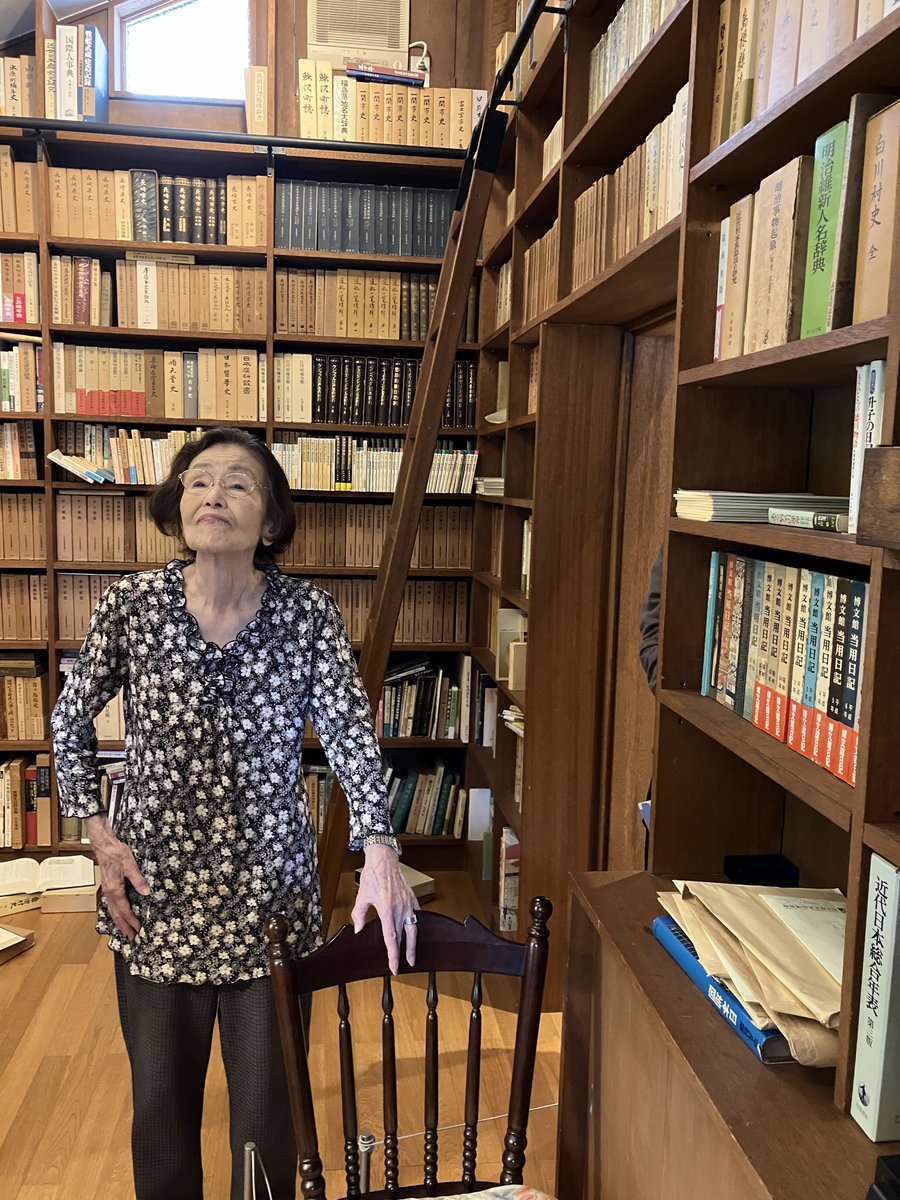 YoshimuraMitaka's tweet photo. 今日は吉村昭の妻で作家の津村節子氏にご来館いただき、交流棟も書斎棟もじっくり見ていただきました。企画展示「津村節子の歩む道」では、貴重な直筆資料等を懐かしそうにご覧になられました。企画展示は７月20日まで。

#津村節子 #吉村昭 #文学 #小説 #企画展示 https://t.co/sxfsq3uYza