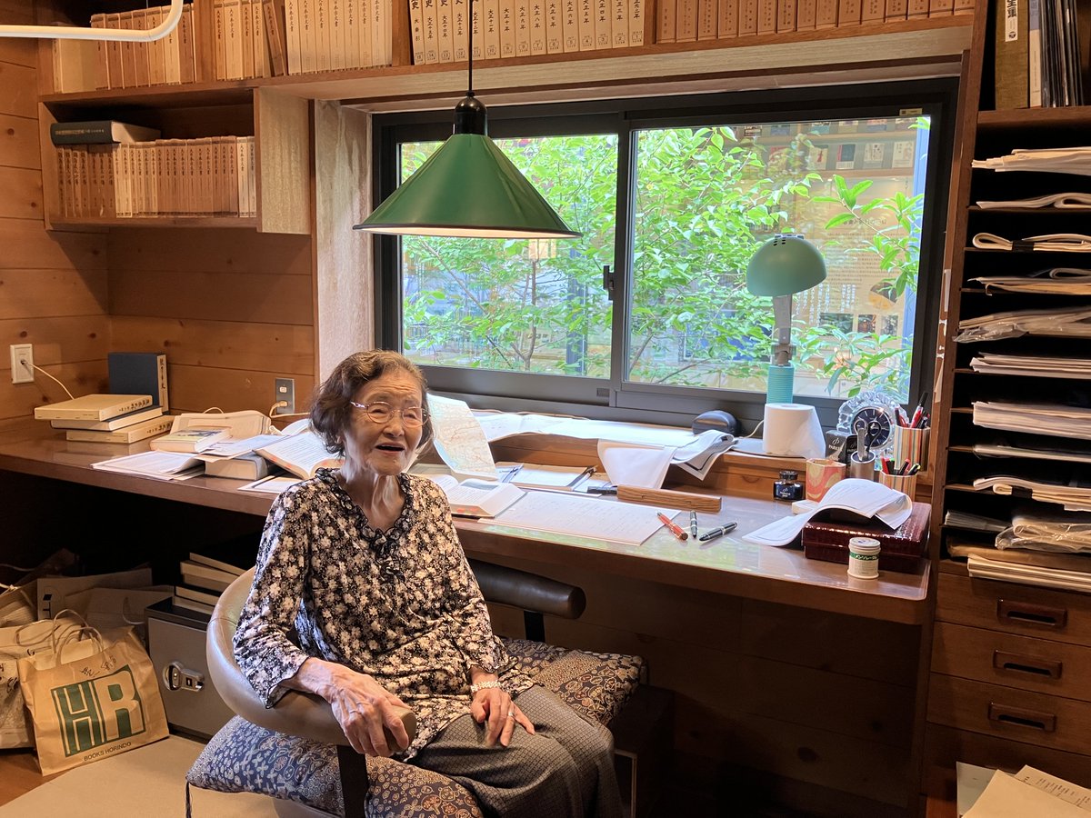 YoshimuraMitaka's tweet photo. 今日は吉村昭の妻で作家の津村節子氏にご来館いただき、交流棟も書斎棟もじっくり見ていただきました。企画展示「津村節子の歩む道」では、貴重な直筆資料等を懐かしそうにご覧になられました。企画展示は７月20日まで。

#津村節子 #吉村昭 #文学 #小説 #企画展示 https://t.co/sxfsq3uYza