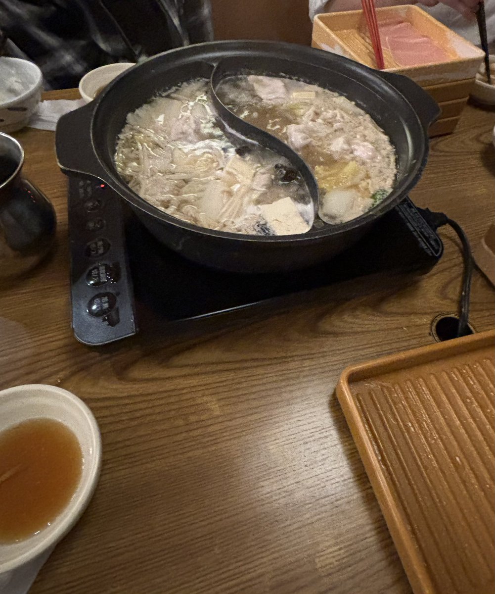 Yuzururia's tweet photo. 滅多にスマブラ以外の投稿してなかったんですけど、しゃぶしゃぶ食べに行ってます(食べてる途中から撮ったので肉乗ってない皿とかも写ってますけど) https://t.co/u0YzZ2uMS4