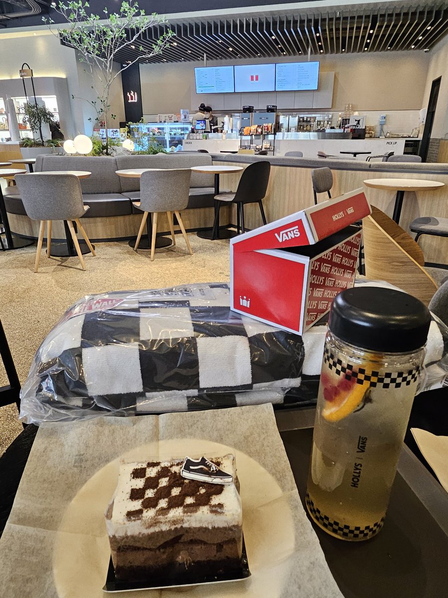 e141changmin's tweet photo. COFFEE チェーン
HOLLYSとVANS がコラボ

注文金額8,000ウォン以上で
コラボMD商品が約半額🙌

チョコレートケーキは
Top'sのケーキに近くて美味しい!

ボトル飲料は
フルーツミントティー
ボトル込みで7,500ウォン

https://t.co/1THNeWdmgn

#韓国旅行 https://t.co/TsmaT2LK40