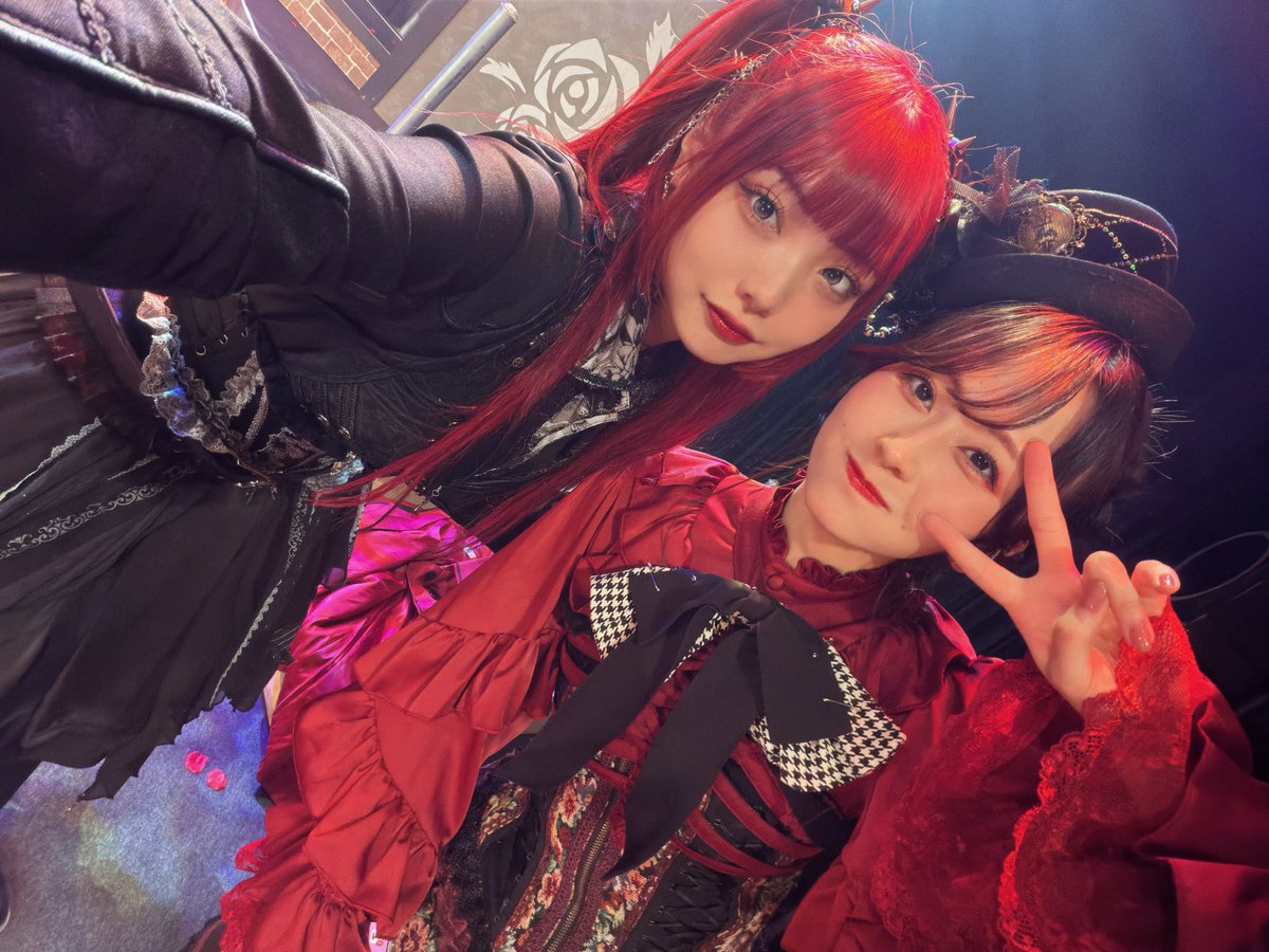 aizome_karen's tweet photo. #女王ステ 本日も2公演ありがとうございました！

今日の写真はArkチームのふたり♥︎

グラスミュッケ🥀中村裕香里さん
お久しぶり共演超嬉しい♡ゆかりんさんのお芝居ダイスキ うふふ

シュヴァン🥀厚木那奈美ちゃん
毎日推し活ですってミルクティーくれる
よく分からん あつぎ、いいやつ シュヴァンかわいい。

明日もよろしくお願いしますね。