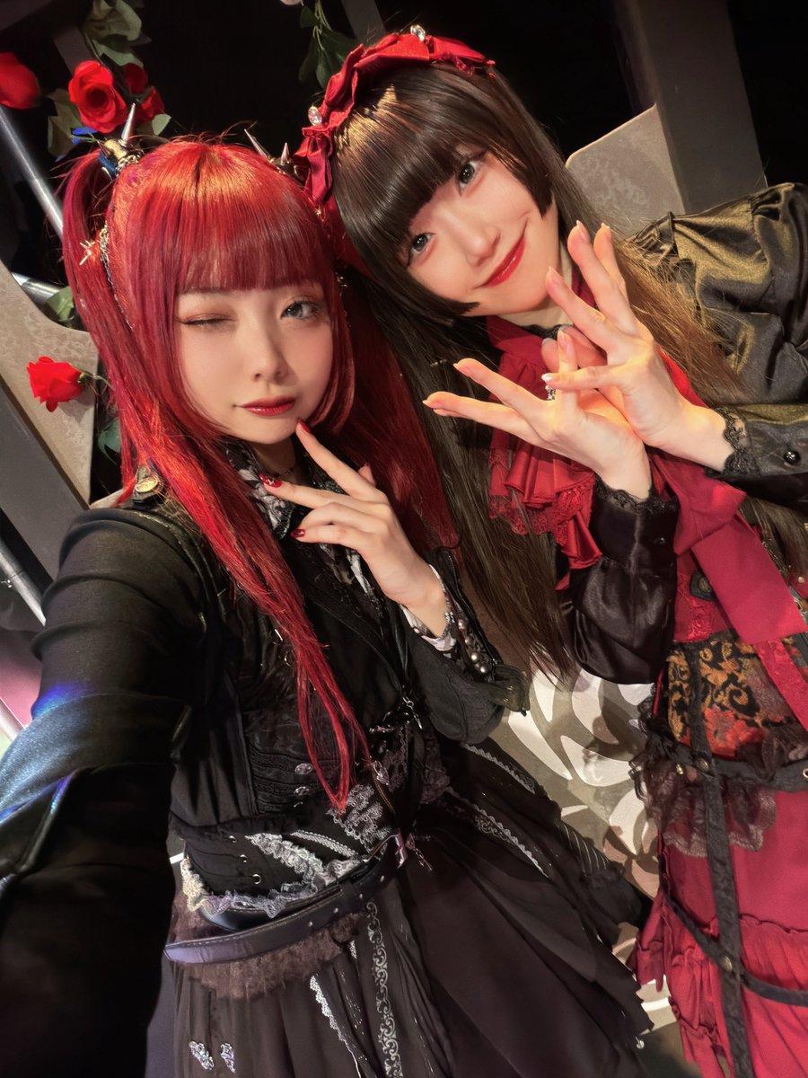 aizome_karen's tweet photo. #女王ステ 本日も2公演ありがとうございました！

今日の写真はArkチームのふたり♥︎

グラスミュッケ🥀中村裕香里さん
お久しぶり共演超嬉しい♡ゆかりんさんのお芝居ダイスキ うふふ

シュヴァン🥀厚木那奈美ちゃん
毎日推し活ですってミルクティーくれる
よく分からん あつぎ、いいやつ シュヴァンかわいい。

明日もよろしくお願いしますね。