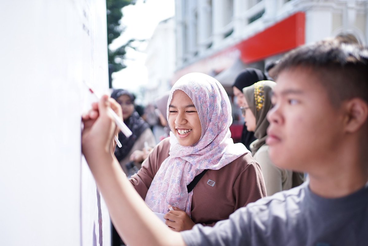 InspireIpoh's tweet photo. Satu coretan. Satu harapan. Suara untuk Malaysia. 

Setiap coretan di Papan Harapan Untuk Malaysia membawa impian, doa dan harapan untuk masa depan negara yang lebih baik.

Terima kasih kepada semua yang sudi meninggalkan suara anda melalui Suara Merdeka. https://t.co/pdl1Ub5T2A