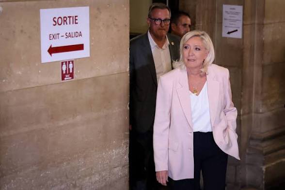 Guigz75116's tweet photo. 🚨Marine Le Pen peut officiellement être candidate à la présidentielle.

Victoire ? Pas si vite. La veille, elle déclarait haut et fort qu’elle ne ferait pas campagne avec un bracelet électronique. Résultat : on lui colle le bracelet.

Les juges rouges n’ont pas osé l’interdire : ça aurait été une bombe, le peuple français serait descendu dans la rue comme un seul homme. Trop risqué. 

Alors ils ont choisi la lâcheté raffinée : l’humilier, la traîner, la marquer comme une délinquante de droit commun.

Ce n’est plus la justice, c’est la vengeance politique en robe. Ils ne la jugent pas, ils la neutralisent à petit feu, espérant qu’elle s’épuise, qu’elle paraisse faible, qu’elle perde sa dignité.

Mais ils oublient une chose : humilier Marine Le Pen, c’est humilier des millions de Français qui en ont assez de cette République des juges et des petits arrangements entre amis.

Chaque jour passé avec ce bracelet sera un rappel vivant de leur dérive autoritaire. Et ce rappel, le peuple ne l’oubliera pas.
#MarineLePen #BraceletElectronique #JusticePolitisée #JugementRouge