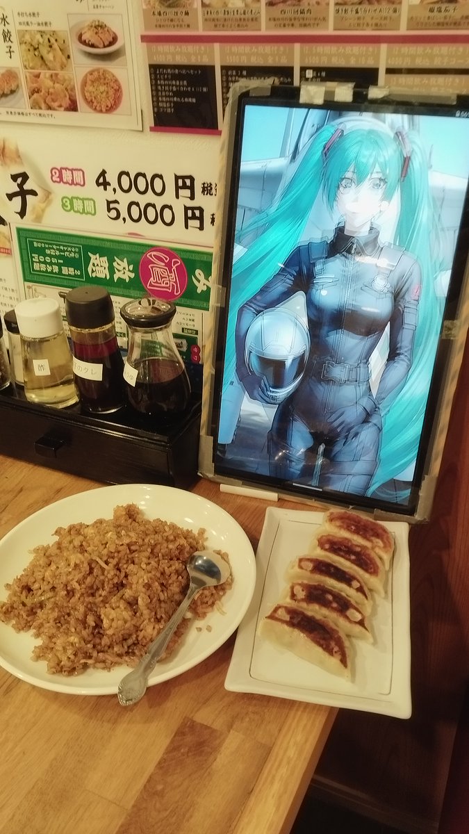 spike_fling's tweet photo. 今回は初訪問で、食べ物がイマイチだと酒が進まないので、とりあえずメガレモンサワーで様子見。
美味しかったので次回は飲み放題を頼む。 https://t.co/4gLMZaFef0