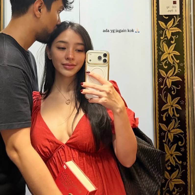 HELLORENATAAA's tweet photo. Beberapa hari ini Amanda zahra viral di aplikasi sebelah, tp yang bikin salfoknya ternyata beda lapak beda nasib ya kak😌🫵🏻

Di X isinya tim puji visual, tp pindah ke Threads langsung berubah jadi tim julid berkedok nasihat 😂 
Ternyata beda aplikasi bisa bikin netizen beda kepribadian 😌🫱🏻‍🫲🏽