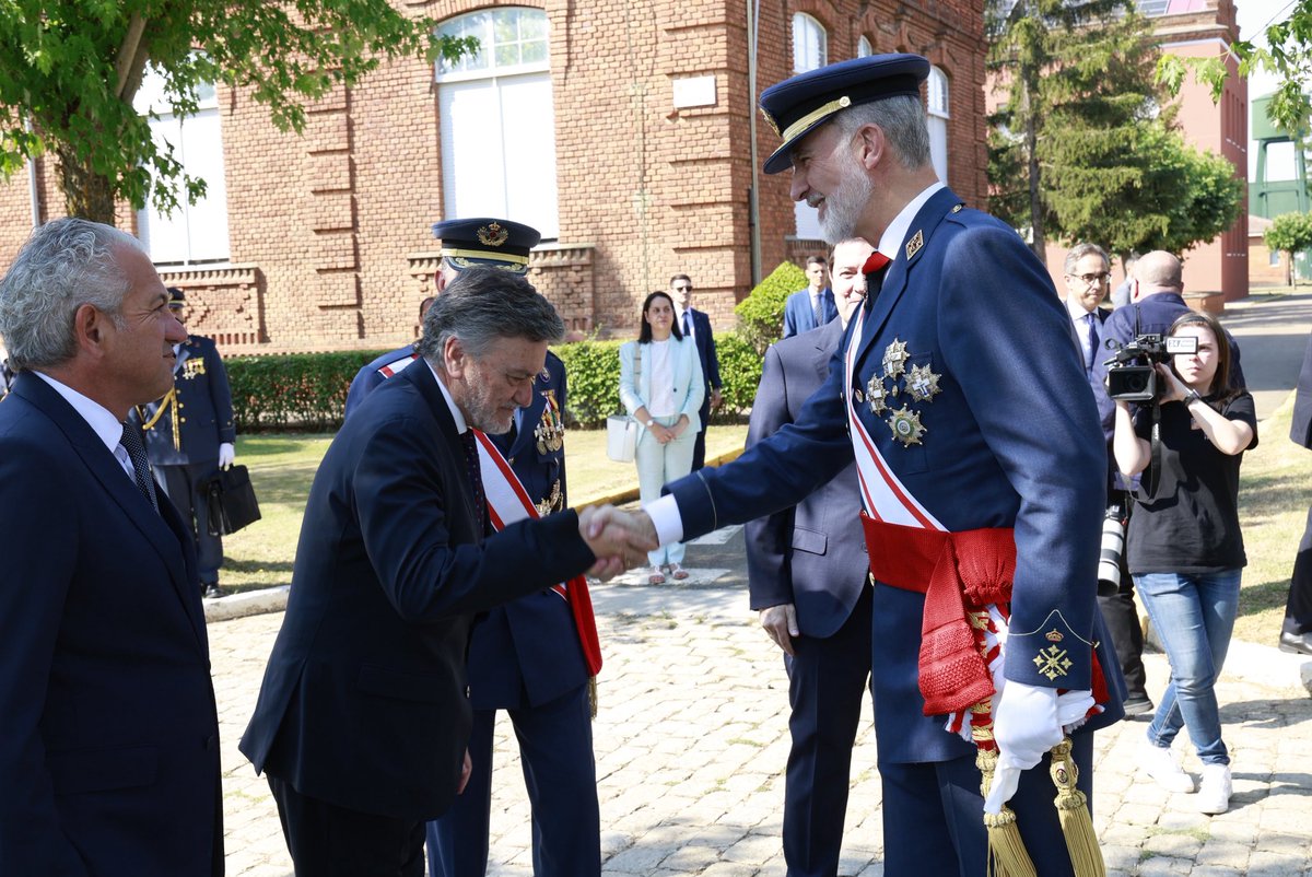 Cortes_CYL's tweet photo. El presidente de las Cortes de Castilla y León, Francisco Vázquez, @ppacocyl, asiste en la Academia Básica del Aire y del Espacio, en Virgen del Camino, #León, al acto de entrega de los Reales Despachos de Sargento a la XXXIV Promoción, una ceremonia presidida por S. M. el Rey. Un reconocimiento al esfuerzo, la dedicación y el compromiso de quienes comienzan una nueva etapa al servicio de #España.