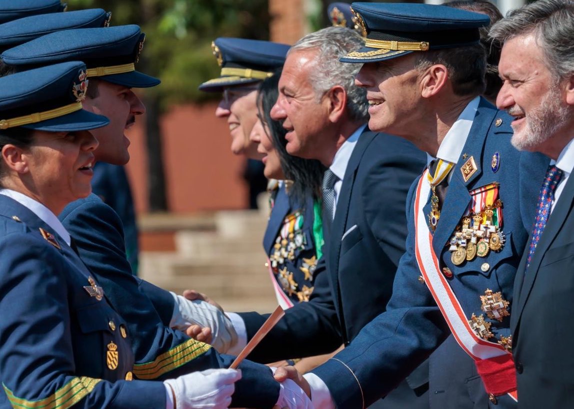 Cortes_CYL's tweet photo. El presidente de las Cortes de Castilla y León, Francisco Vázquez, @ppacocyl, asiste en la Academia Básica del Aire y del Espacio, en Virgen del Camino, #León, al acto de entrega de los Reales Despachos de Sargento a la XXXIV Promoción, una ceremonia presidida por S. M. el Rey. Un reconocimiento al esfuerzo, la dedicación y el compromiso de quienes comienzan una nueva etapa al servicio de #España.