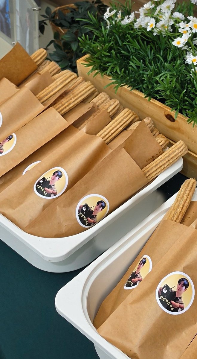LeeJunhoMY's tweet photo. Our coffee truck support for Junho’s drama set has been successfully completed today 🐧💛

We also prepared fortune cookies 🥠 for 7.7 lucky day, wishing everyone luck and happiness 🍀 Full recap and photos will be shared after the broadcast.

#이준호 #LEEJUNHO #李俊昊 #イジュノ https://t.co/QDAVvD8MTH