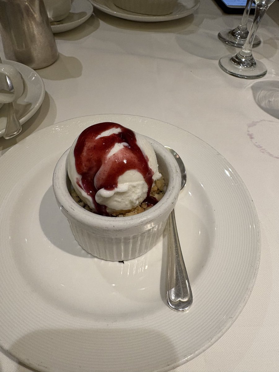 Miyuki1125's tweet photo. 今日のディナー 珍しく前菜2品 初のブルーベリーコブラー美味しかった ごはん前たまたま通ったビュッフェはドイツ特集 大大大好きなPorkKnackle がある‼️ 夕食後に行こうとも思ったけど行けなかった 夢に出て来そう
#ダイヤモンドプリンセス
#クルーズ
#M618 https://t.co/1de6ibmC3N