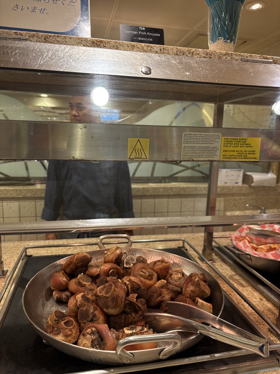 Miyuki1125's tweet photo. 今日のディナー 珍しく前菜2品 初のブルーベリーコブラー美味しかった ごはん前たまたま通ったビュッフェはドイツ特集 大大大好きなPorkKnackle がある‼️ 夕食後に行こうとも思ったけど行けなかった 夢に出て来そう
#ダイヤモンドプリンセス
#クルーズ
#M618 https://t.co/1de6ibmC3N
