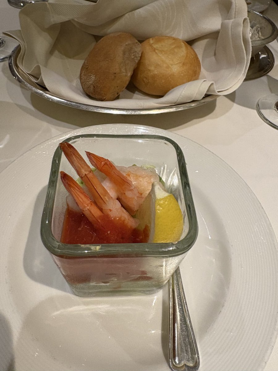 Miyuki1125's tweet photo. 今日のディナー 珍しく前菜2品 初のブルーベリーコブラー美味しかった ごはん前たまたま通ったビュッフェはドイツ特集 大大大好きなPorkKnackle がある‼️ 夕食後に行こうとも思ったけど行けなかった 夢に出て来そう
#ダイヤモンドプリンセス
#クルーズ
#M618 https://t.co/1de6ibmC3N