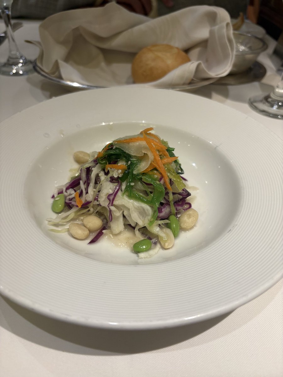 Miyuki1125's tweet photo. 今日のディナー 珍しく前菜2品 初のブルーベリーコブラー美味しかった ごはん前たまたま通ったビュッフェはドイツ特集 大大大好きなPorkKnackle がある‼️ 夕食後に行こうとも思ったけど行けなかった 夢に出て来そう
#ダイヤモンドプリンセス
#クルーズ
#M618 https://t.co/1de6ibmC3N