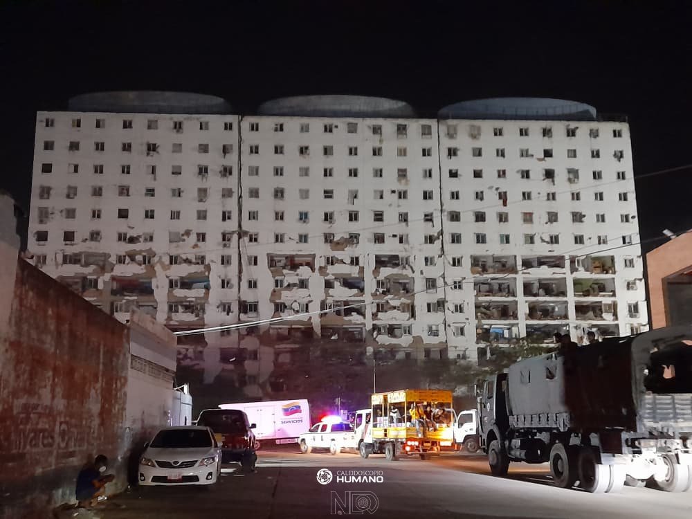 CaleidoHumano's tweet photo. #Denuncia 
#7Jul

Habitantes de La Guaira denuncian la llegada de maquinaria pesada para la remoción de escombros en la "zona cero" del sismo del #24junio. Sin embargo, esta acción se está ejecutando sin haber dado respuesta ni haber recuperado los cuerpos de quienes quedaron atrapados. Las familias siguen esperando en la incertidumbre, viendo cómo las palas mecánicas avanzan sobre el terreno donde están tapeados sus seres queridos.

La sociedad tienen el derecho de saber qué pasó, cuántas víctimas hay y, fundamentalmente, dónde están. Ocultar o destruir el lugar del hallazgo de manera apresurada bajo la premisa de "limpiar la zona" vulnera el derecho de los familiares a cerrar el duelo y a conocer la magnitud real de la tragedia.

Los cuerpos de las víctimas de una catástrofe natural tienen derecho a recibir un trato digno, a ser recuperados con protocolos forenses adecuados, identificados y entregados a sus familias para una sepultura respetuosa. 

Tratar la zona cero como un simple vertedero de desechos es un acto de violencia institucional. En situaciones de desastre, los estándares internacionales sobre la gestión de personas fallecidas en desastres exigen de forma prioritaria la búsqueda, recuperación e identificación de los cuerpos antes de cualquier labor de demolición o limpieza profunda que pueda destruirlos o mitigar la posibilidad de identificarlos.

#CaleidoInforma
📷#NotiDesca