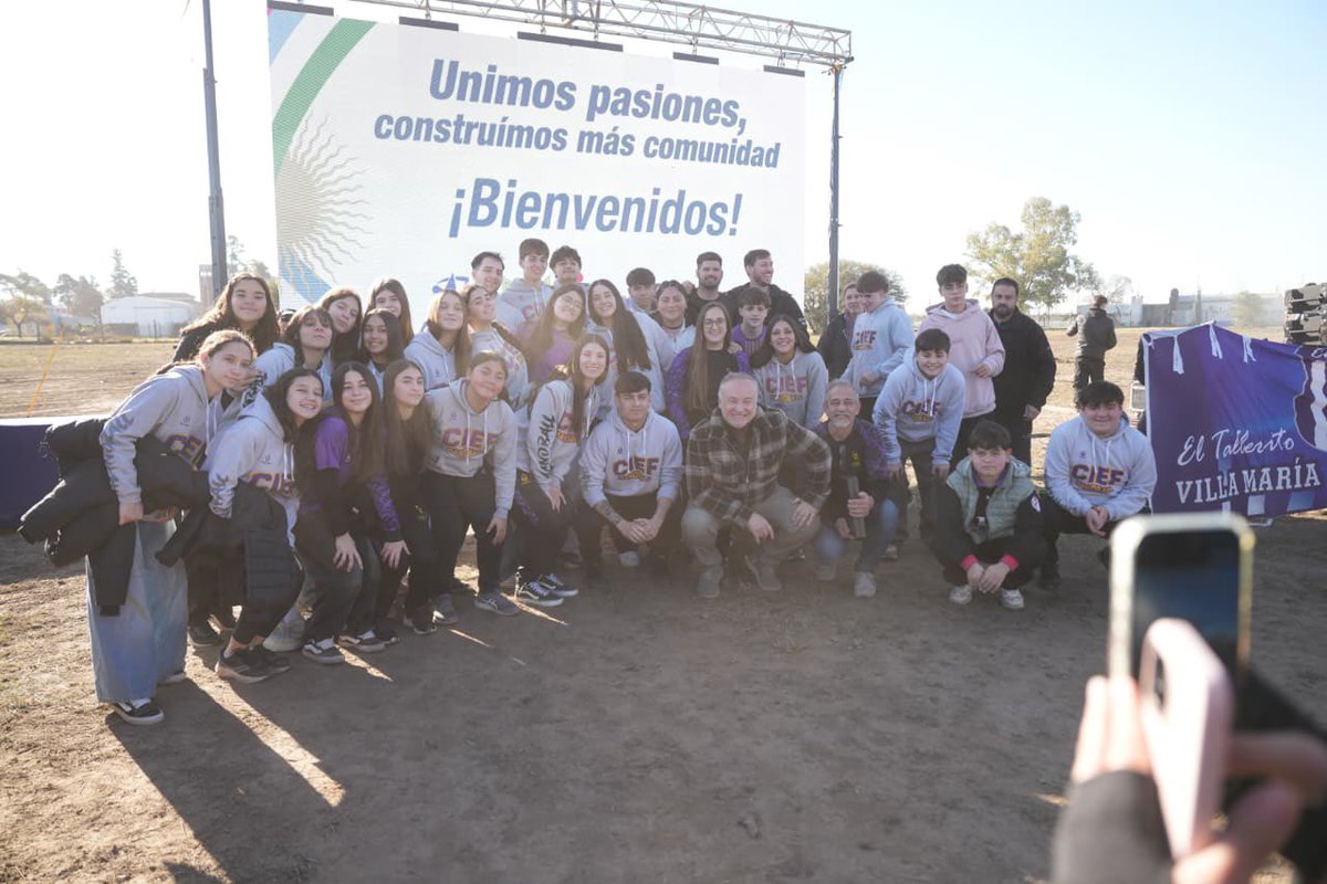 juanpinglese's tweet photo. Ayer acompañamos al intendente Eduardo Accastello en la inauguración del nuevo polo deportivo de barrio Las Acacias, un espacio que transforma un antiguo basural en 5 hectáreas destinadas al deporte, la inclusión y el encuentro comunitario. https://t.co/cva2Ek9quB