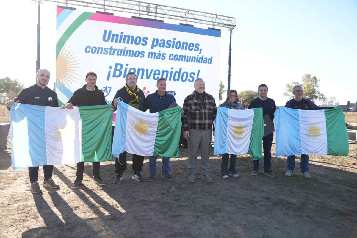 juanpinglese's tweet photo. Ayer acompañamos al intendente Eduardo Accastello en la inauguración del nuevo polo deportivo de barrio Las Acacias, un espacio que transforma un antiguo basural en 5 hectáreas destinadas al deporte, la inclusión y el encuentro comunitario. https://t.co/cva2Ek9quB