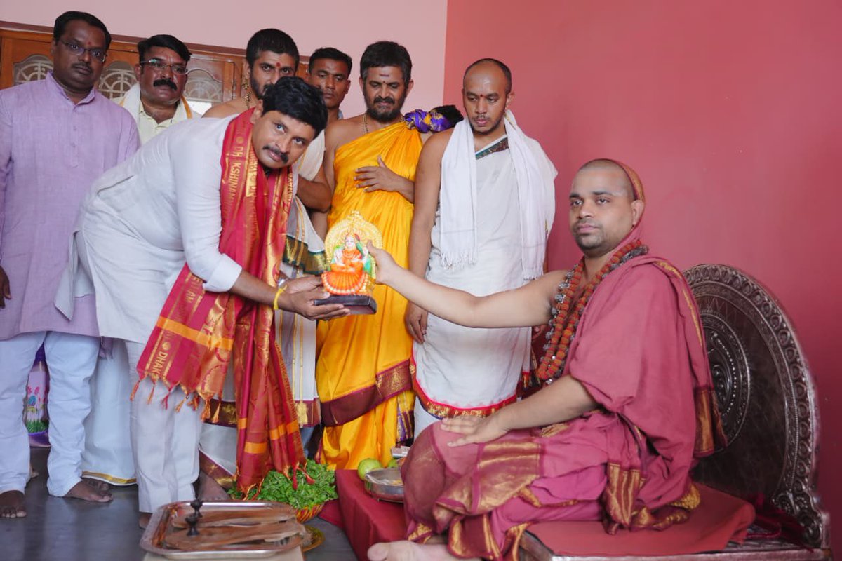 kishorgoudtrs's tweet photo. కర్నూలు జిల్లా ఓర్వకల్లు లో నూతనంగా నిర్మిస్తున్న వేద పాఠశాలకు భూమి చేసి గ్రీన్ ఇండియా ఛాలెంజ్ వ్యవస్థాపకులు @SantoshKumarBRS గారితో కలిసి 3 మొక్కలు నాటిన శ్రీ శృంగేరి పీఠం జగద్గురువులు శ్రీ విధుశేఖర భారతి మహాస్వామి గారు.
#Greenindiachallenge https://t.co/EgGqMRXgQ8
