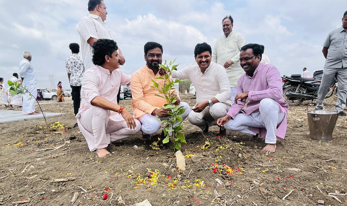 kishorgoudtrs's tweet photo. కర్నూలు జిల్లా ఓర్వకల్లు లో నూతనంగా నిర్మిస్తున్న వేద పాఠశాలకు భూమి చేసి గ్రీన్ ఇండియా ఛాలెంజ్ వ్యవస్థాపకులు @SantoshKumarBRS గారితో కలిసి 3 మొక్కలు నాటిన శ్రీ శృంగేరి పీఠం జగద్గురువులు శ్రీ విధుశేఖర భారతి మహాస్వామి గారు.
#Greenindiachallenge https://t.co/EgGqMRXgQ8