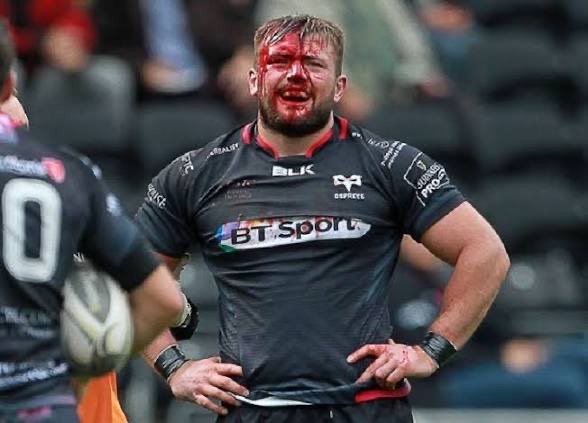 REDRIOT_HQ's tweet photo. @BallinFFB “Pads on” 😂😂😂😂

That sport is for women…. Take the pads off and play a real sport…. Rugby! 

“No running away” 😁 https://t.co/35BVxYZQF5