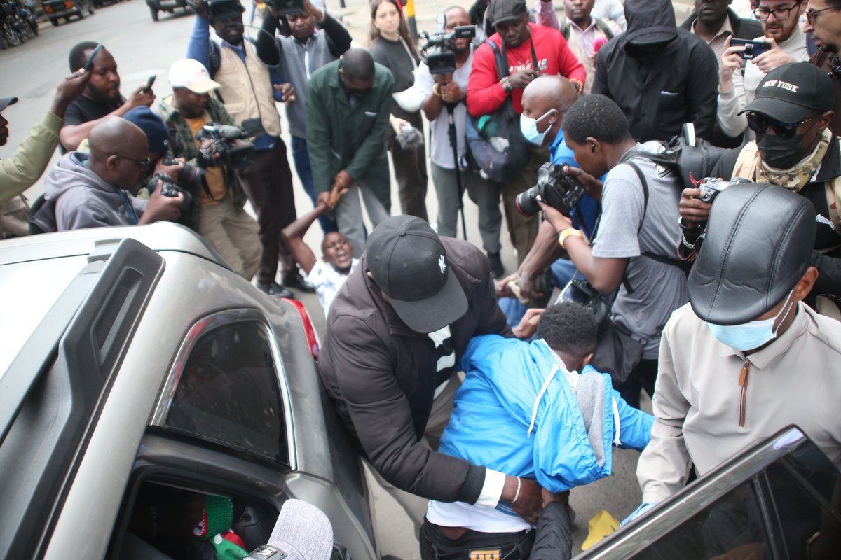 Purplesuit19's tweet photo. Ghafla bin vuu....vurugu GSU na Hooded Sanse Unit....wakacheza chafu na Subaru boiz....wakasema hao protestors petition yao watasomea wafungwa wenzao korokoroni. ....... https://t.co/GXfb1Ra8wp