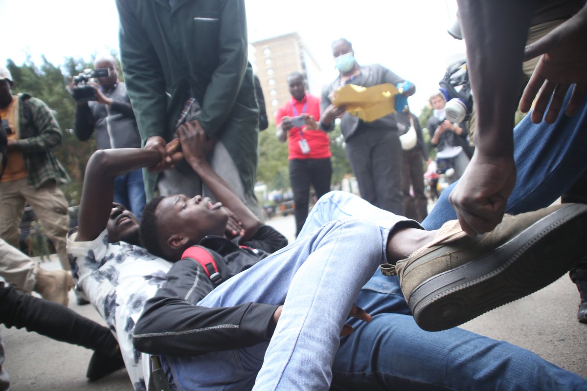 Purplesuit19's tweet photo. Ghafla bin vuu....vurugu GSU na Hooded Sanse Unit....wakacheza chafu na Subaru boiz....wakasema hao protestors petition yao watasomea wafungwa wenzao korokoroni. ....... https://t.co/GXfb1Ra8wp