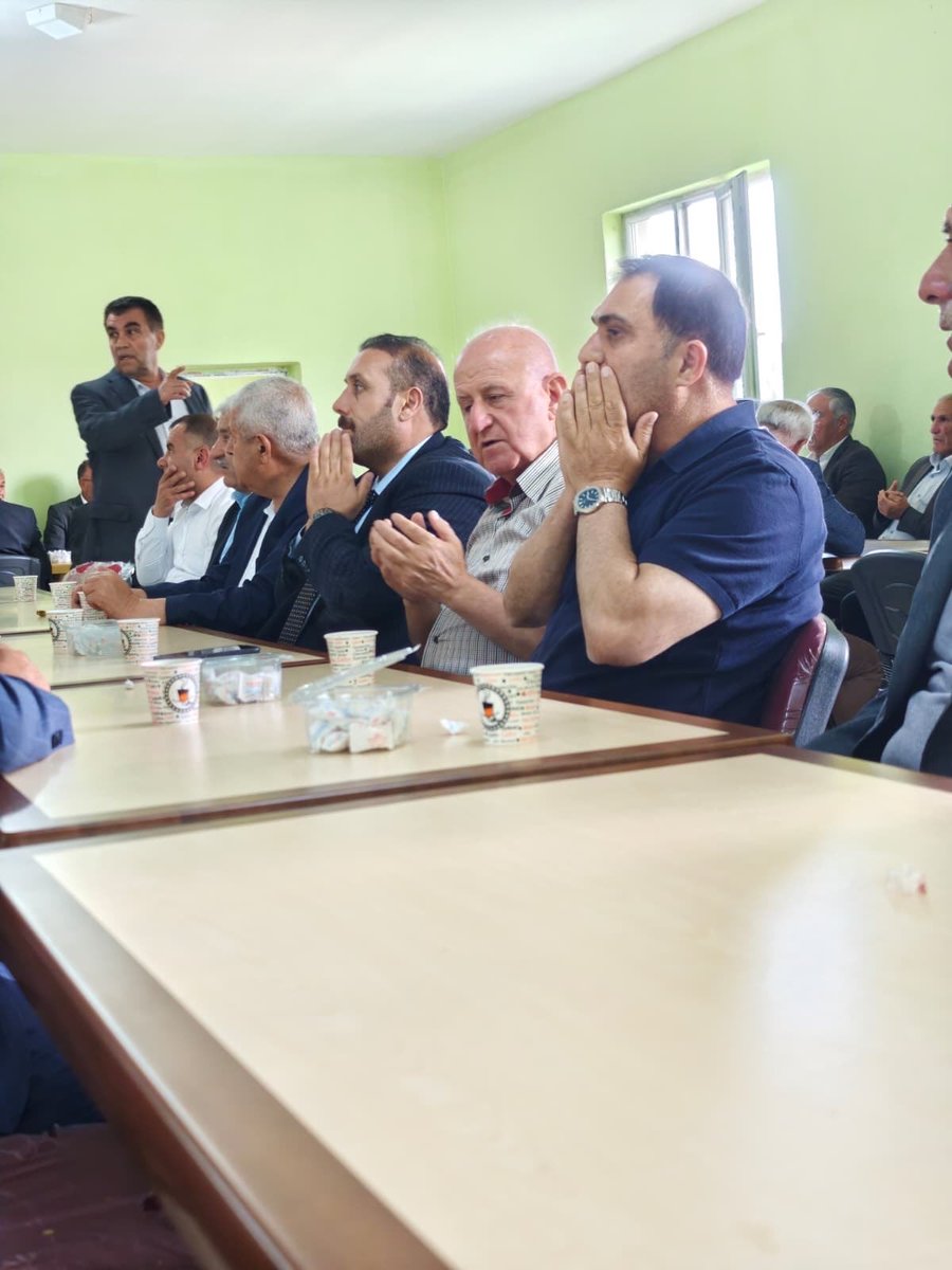 AkEdremit65's tweet photo. İlçe Başkanımız Sn. @OndilKenan ve kıymetli yöneticilerimiz bugün Başkale İlçe Başkanımız Sercan Bayer'in vefat eden kıymetli amcasının taziyesine, katılım sağladılar. Merhuma Yüce Allah’tan rahmet, İlçe Başkanımız başta olmak üzere, kederli ailesine sabır ve başsağlığı dileriz. https://t.co/k2YrAPu9SA