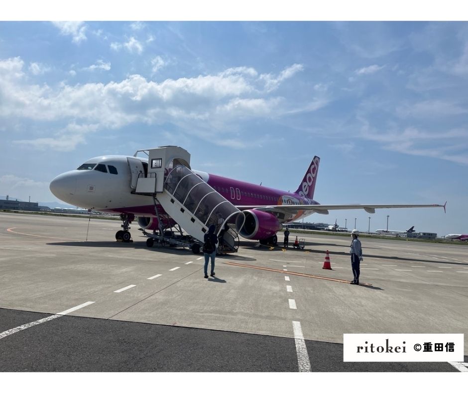 ritokei's tweet photo. 「もし、大好きなあの島へ行く船がなくなったら？」

日本にある417の有人離島に繋がる船や飛行機、橋は、島民の生活だけでなく島外からの観光やビジネスに欠かせない存在。しかし、各地で減便・廃止が進んでいます。

『季刊ritokei』最新号は「離島の交通」を特集。島国の最重要インフラの現状を知り、未来を一緒に考えませんか？

#リトケイ #離島 #インフラ