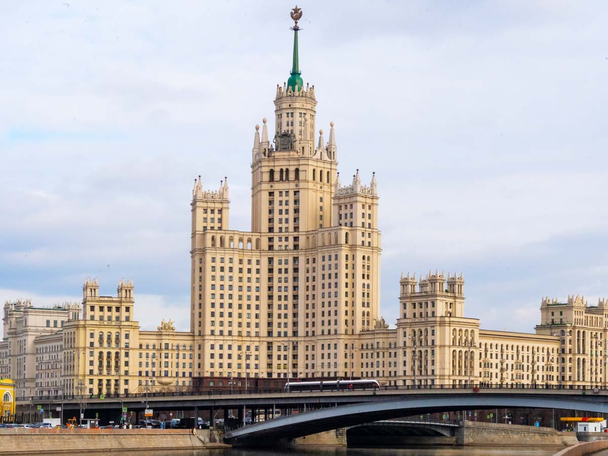 XMongolian's tweet photo. Москвагийн Котельническаяд байдаг өндөр барилгын оройд бэхэлгээгүй авирч гарсан нөхрийг оросын цагдаа хайж байгаа юм байна.
180м өндөрт гарсан гэсэн үг байна шд. https://t.co/l1RfU4yWrc