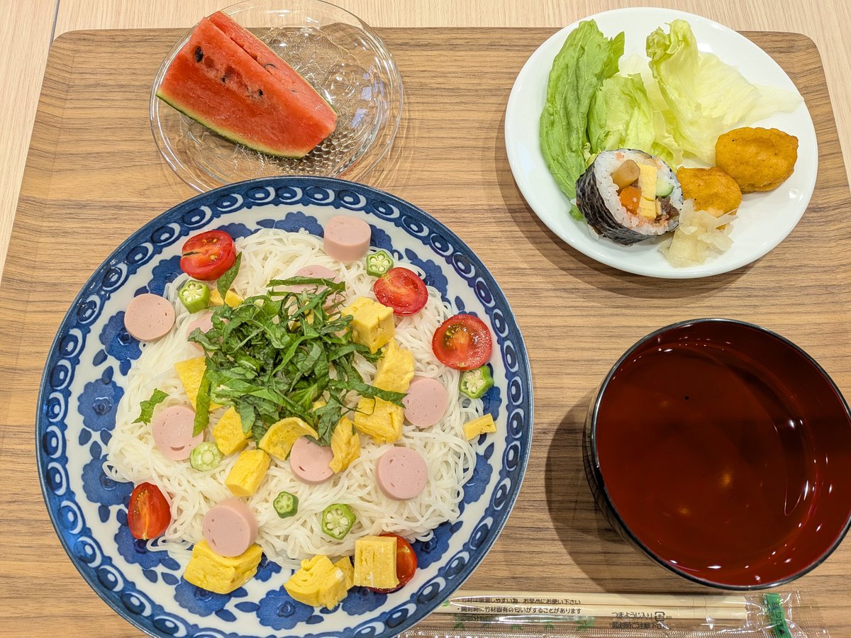 onchan819's tweet photo. 今夜は 素麺と太巻き&amp;スイカ でした
星に見立てたオクラもトッピングに🎋✨️
目にも楽しくｻｯﾊﾟﾘ美味しうございました😋
(ｶﾞｯｺﾃﾞｼﾀ🍃) https://t.co/edA9lrEtIP