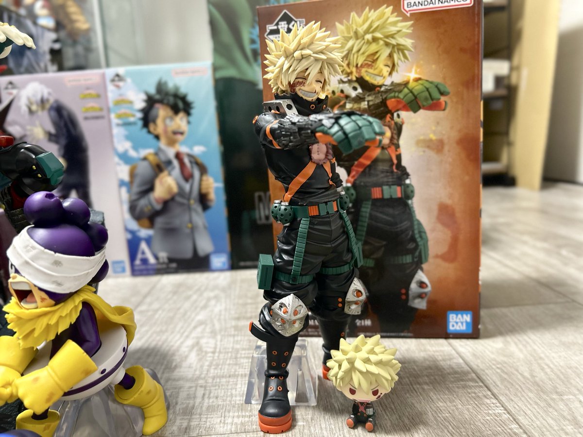 Callmenatuko's tweet photo. オンラインと+α届いた！！
弔くんのアンニュイな表情とステインがとても気に入ってる☺️
勝己は顔とシチュはエモいんだけどどうしてもいつものプライズ感がな、、でも好き🥹
出久はクオリティは保証されてるから良い！ネクタイもっと下手だった気がするけど良き！ https://t.co/PZSPJuZuGA