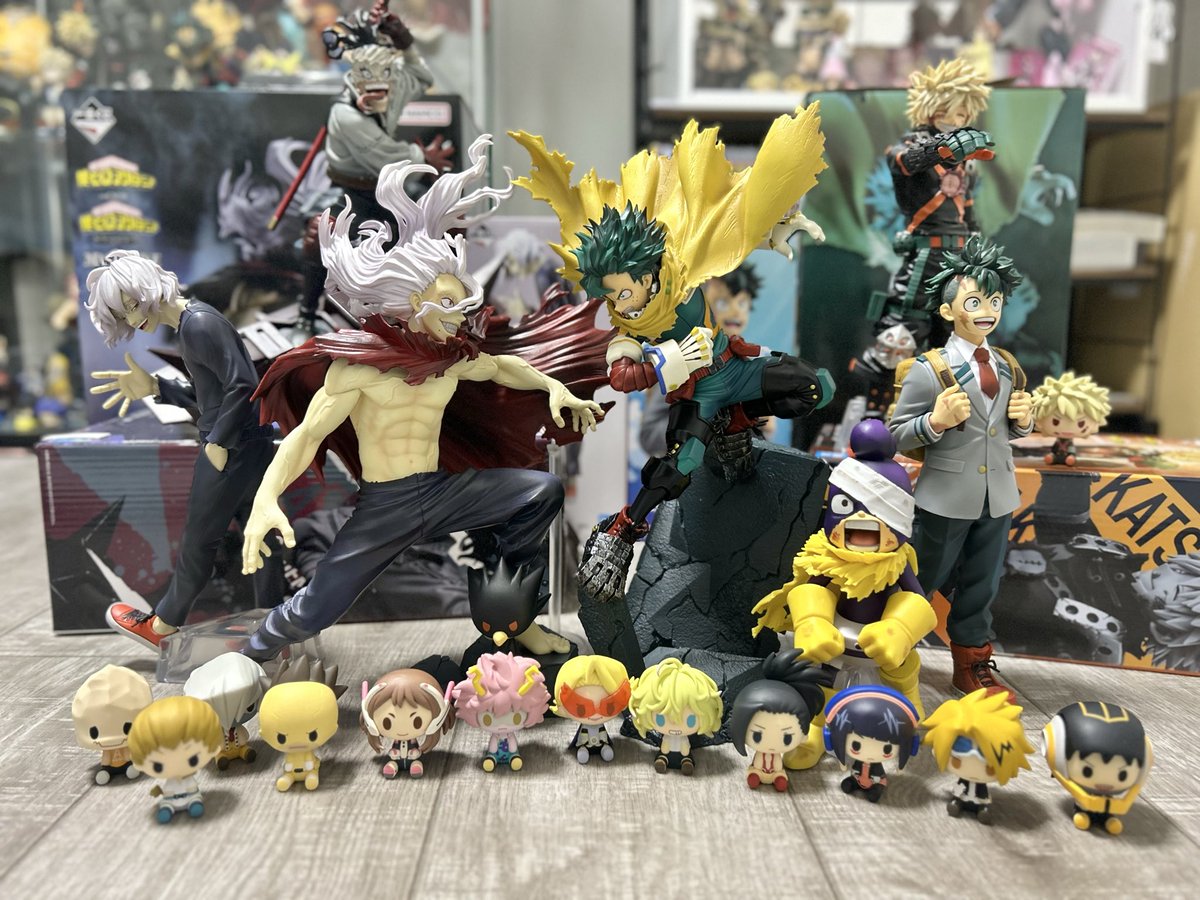 Callmenatuko's tweet photo. オンラインと+α届いた！！
弔くんのアンニュイな表情とステインがとても気に入ってる☺️
勝己は顔とシチュはエモいんだけどどうしてもいつものプライズ感がな、、でも好き🥹
出久はクオリティは保証されてるから良い！ネクタイもっと下手だった気がするけど良き！ https://t.co/PZSPJuZuGA
