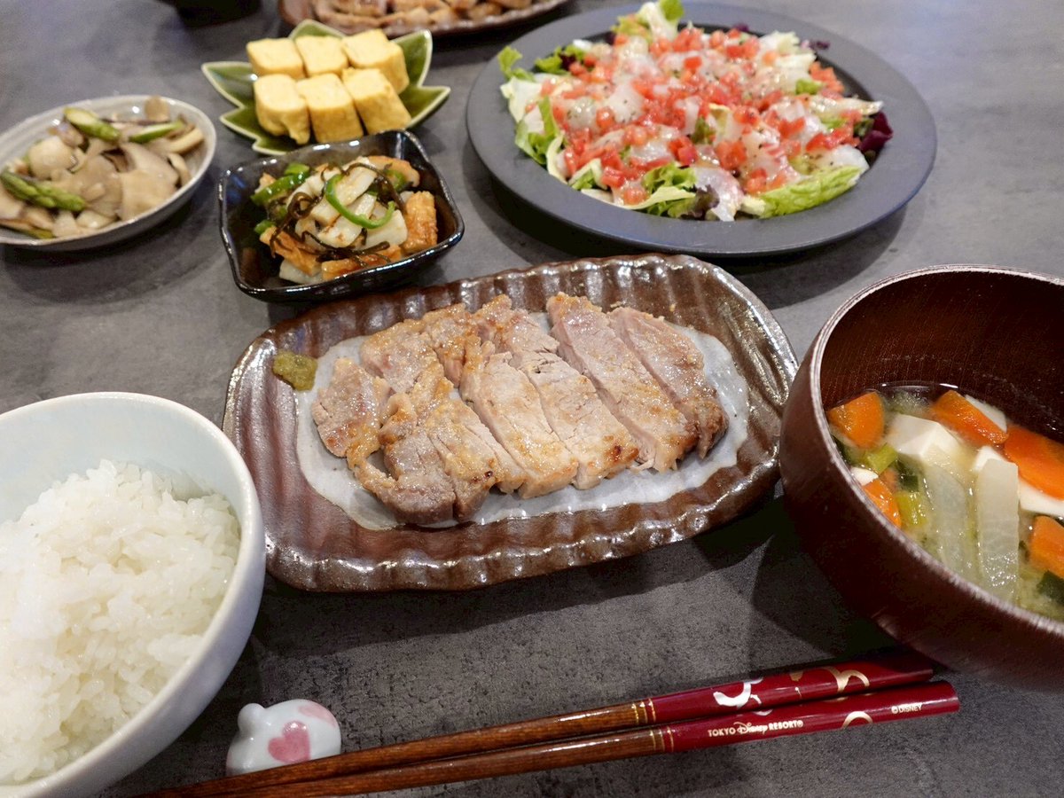 ORANGEPAGE_mag's tweet photo. ／
真野恵里菜さんのweb連載がカムバック🤗
＼
食べむらあり、好き嫌いありの子どもに試行錯誤中という真野さん✊
「一度だけ納豆をご飯の上にのせて出したら、嫌だったみたいで大泣きされちゃいました（笑）」
https://t.co/ppokseKIuh

最近の食卓と日々の工夫を教えてくれました！
@erina_mano https://t.co/zlI9ZVadRS