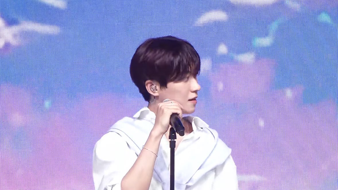 0jojo_k's tweet photo. congratulations on vayonn’s debut! i think it’s so cute both hengyu and sen are the leaders of their groups now🥹 ALL OF RUN TO YOU TEAM HAS DEBUTED!!!😭🩷🩵 https://t.co/dFuBDvTrNZ